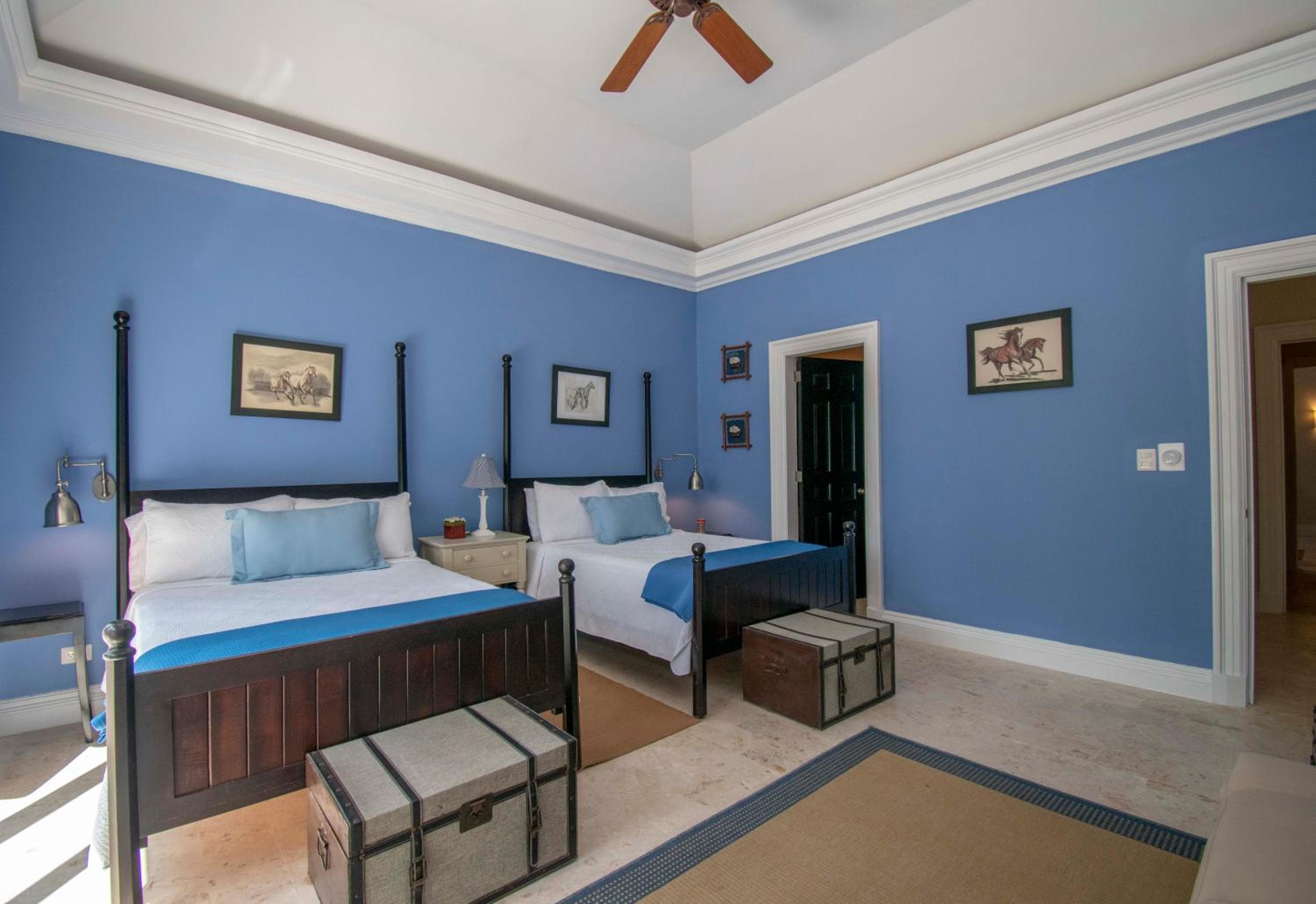 Luxury golf villa with private pool and service staff in exclusive resort near private beach — 24