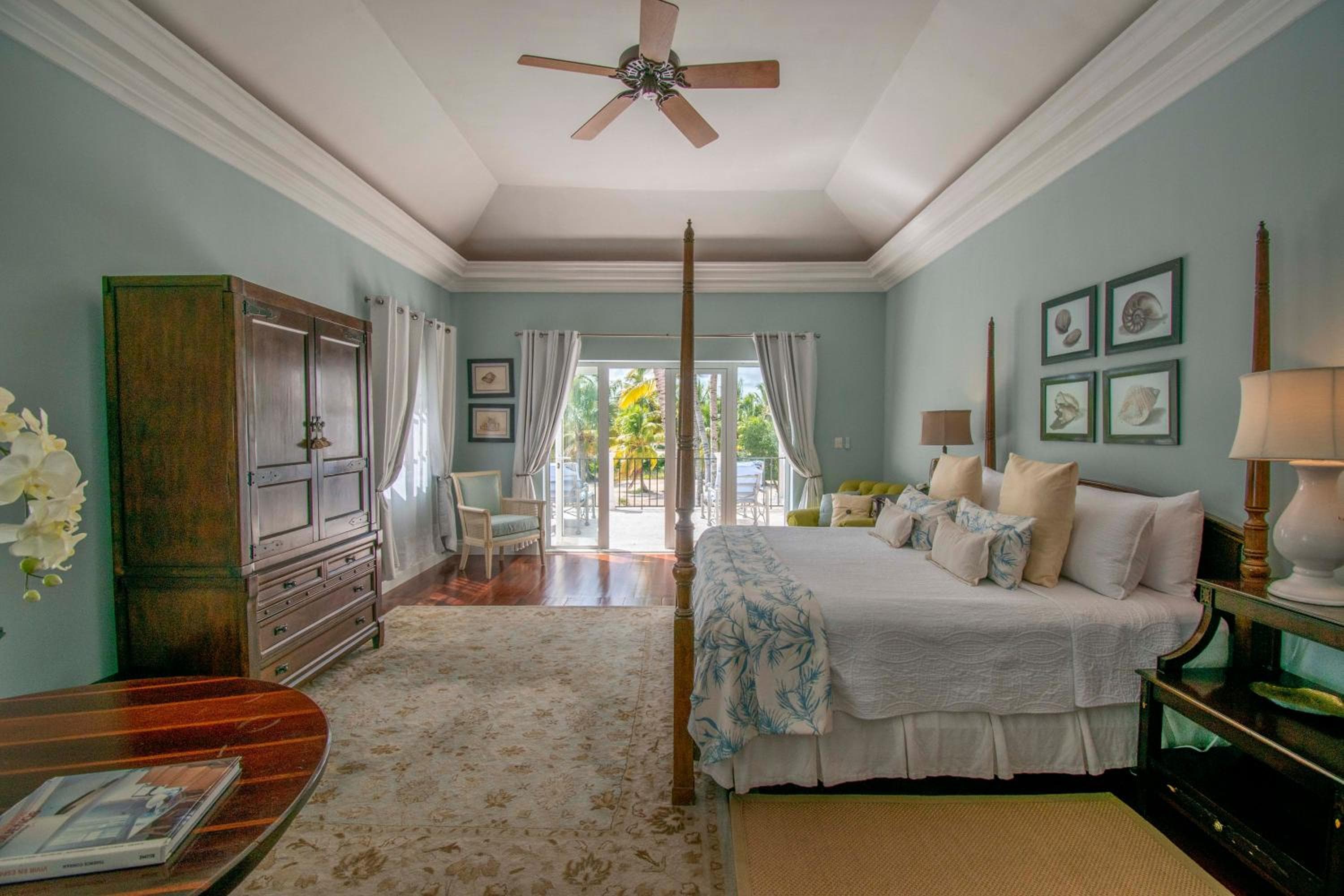 Luxury golf villa with private pool and service staff in exclusive resort near private beach — 26