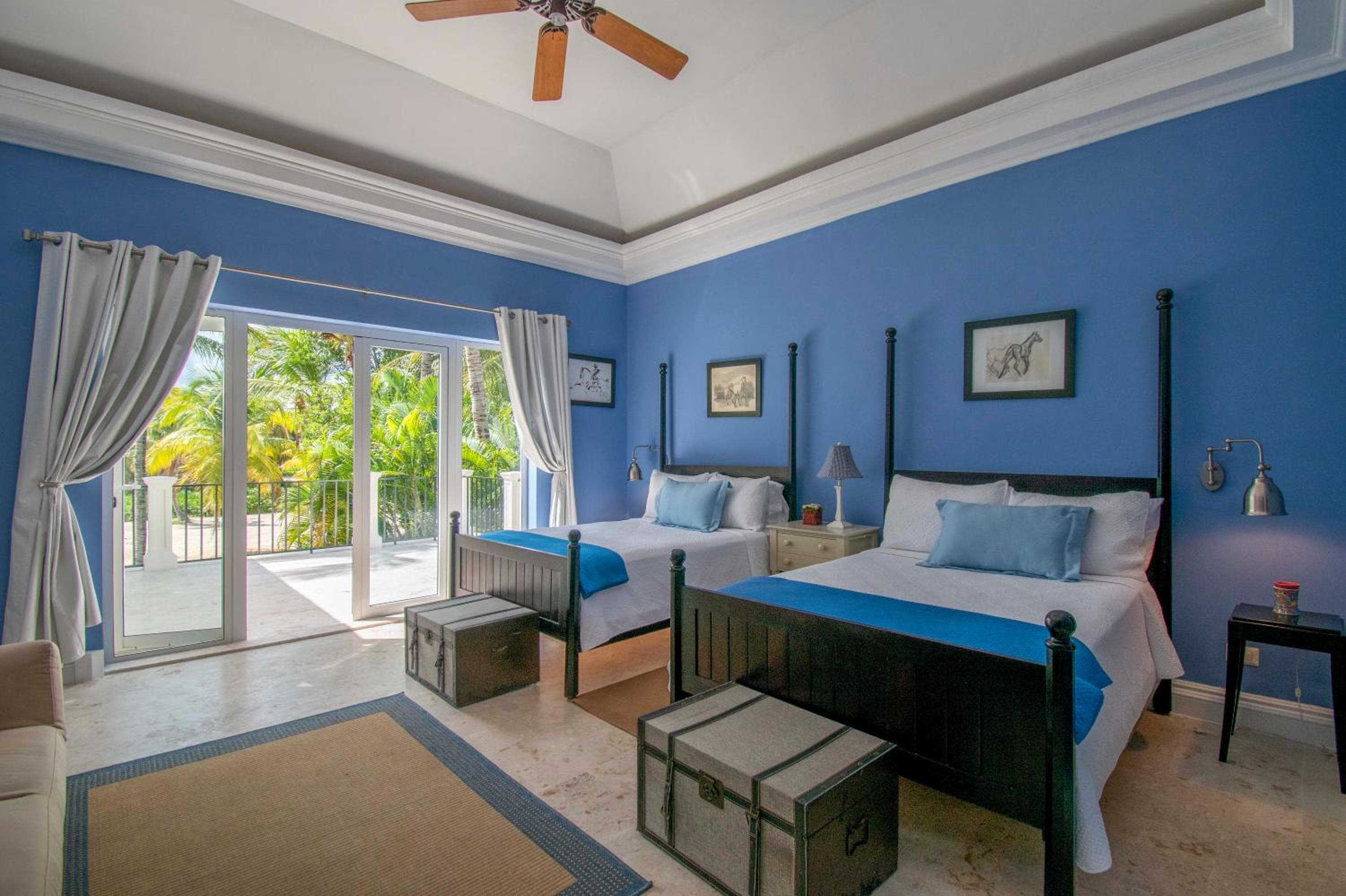 Luxury golf villa with private pool and service staff in exclusive resort near private beach — 29