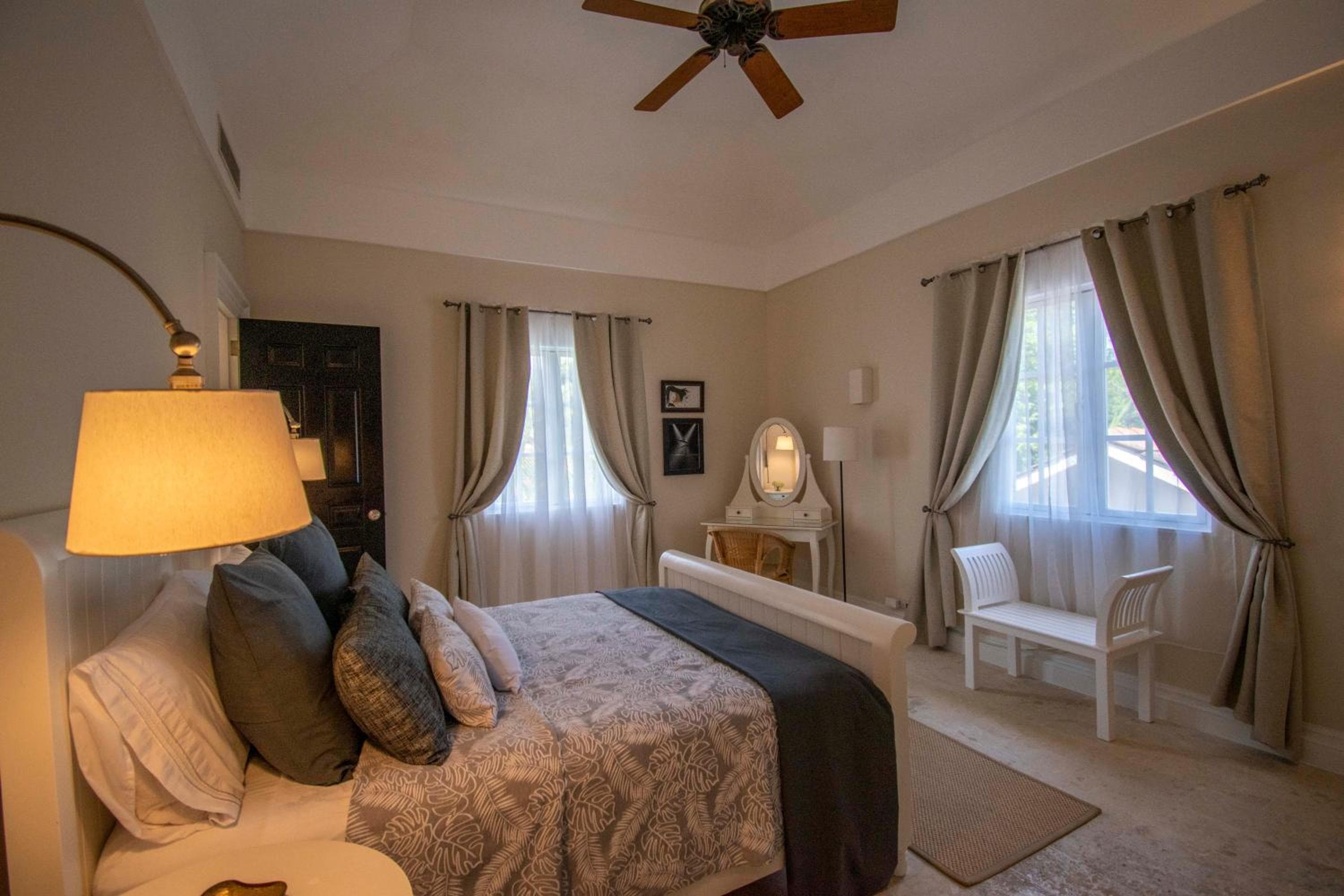Luxury golf villa with private pool and service staff in exclusive resort near private beach — 30