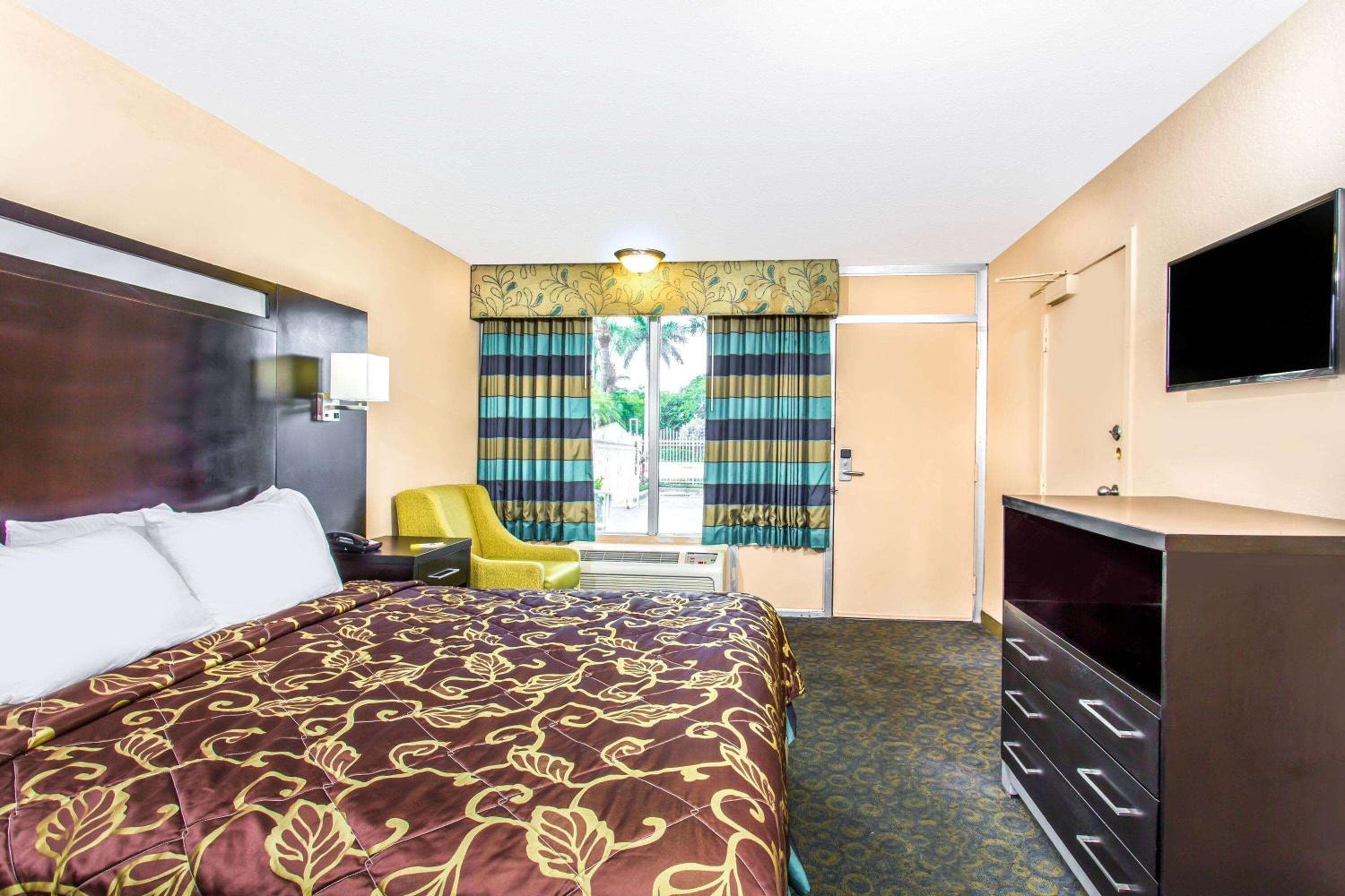 Days Inn by Wyndham Fort Lauderdale Airport Cruise Port — 8