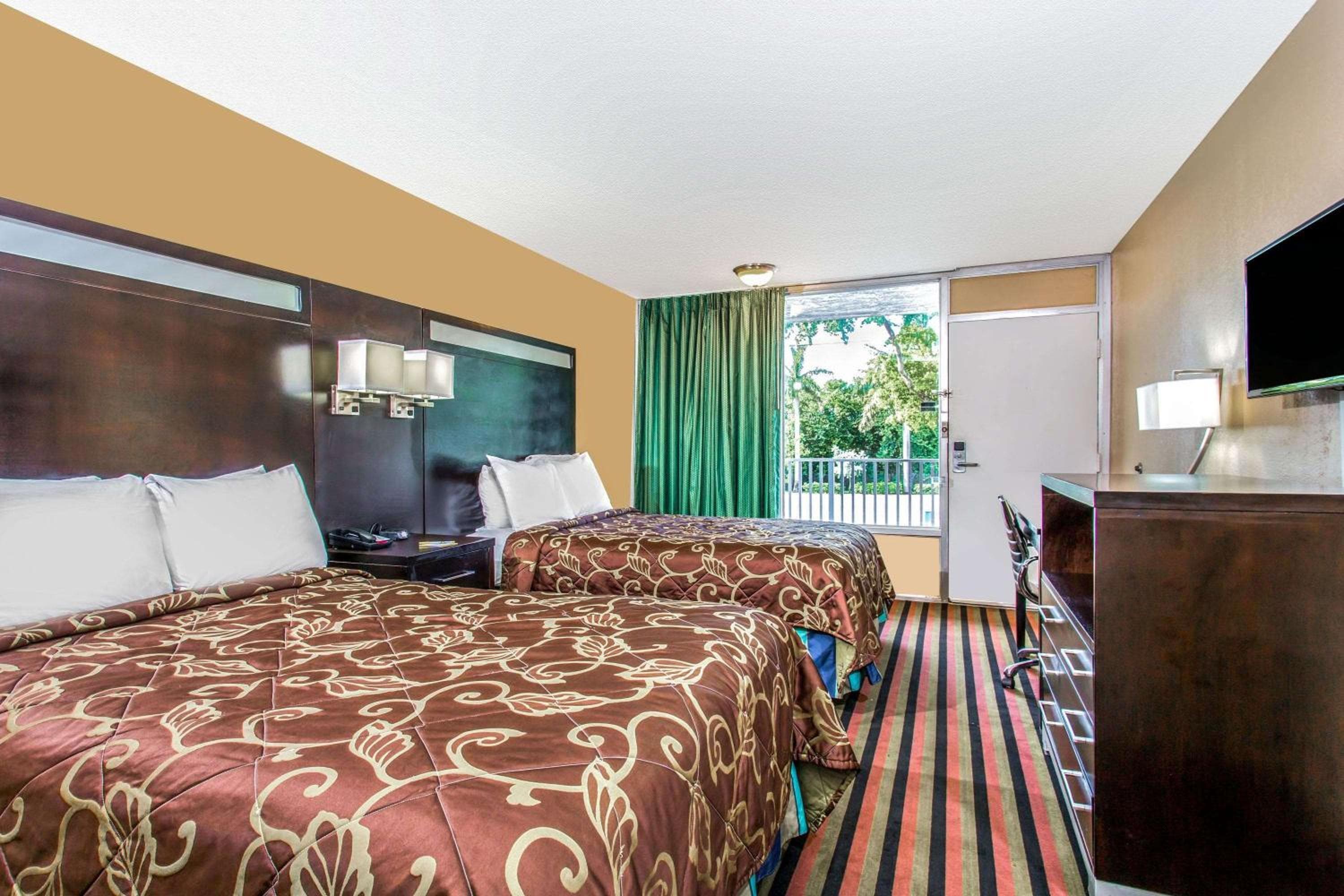 Days Inn by Wyndham Fort Lauderdale Airport Cruise Port — 11