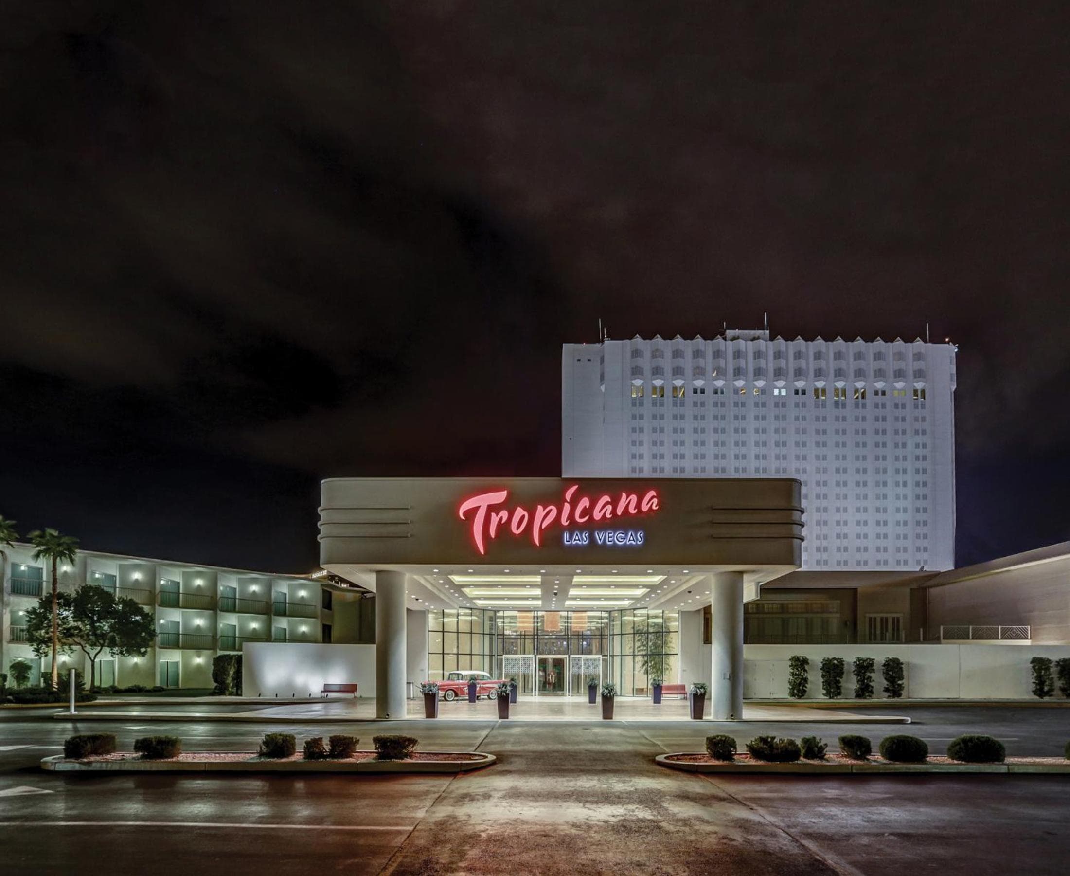 Tropicana Las Vegas a DoubleTree by Hilton Resort & Casino - Free Parking — 1