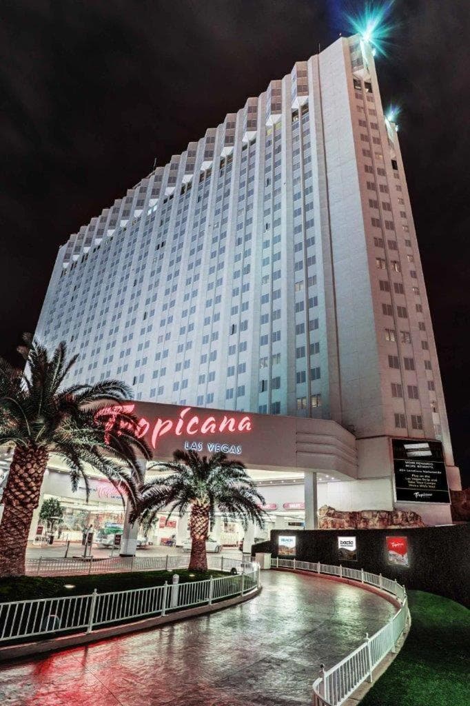 Tropicana Las Vegas a DoubleTree by Hilton Resort & Casino - Free Parking — 2