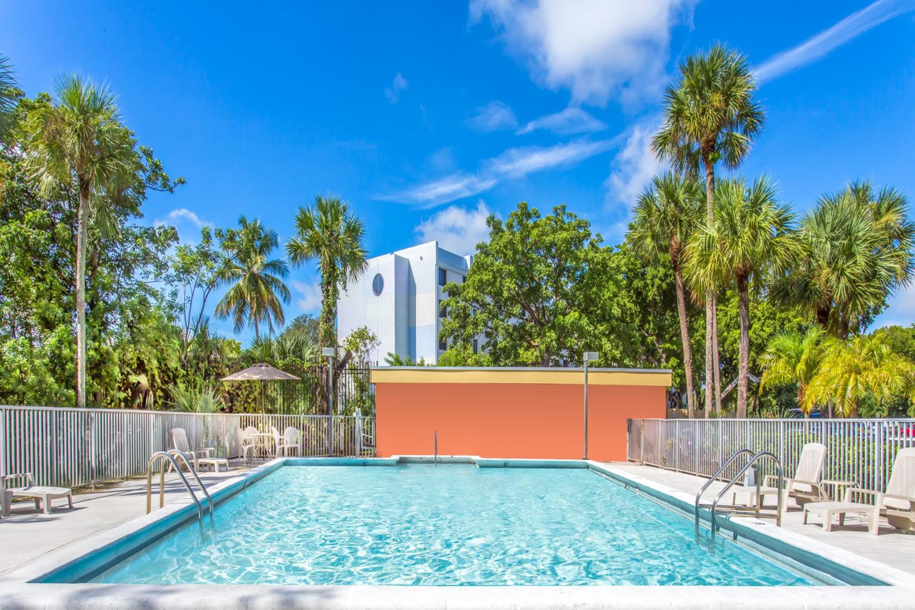 Days Inn by Wyndham Fort Lauderdale Airport Cruise Port — 21