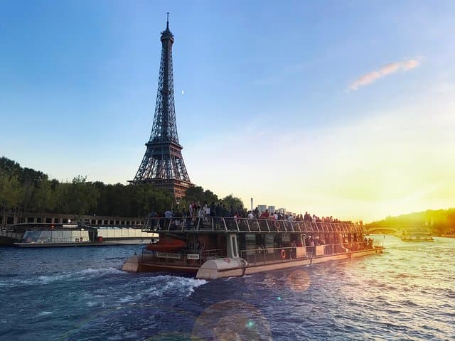 Sightseeing-Kreuzfahrt auf der Seine mit Kommentar von Bateaux Parisiens