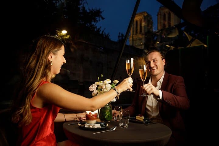 Bateaux Parisiens Seine-Gourmetdinner und Sightseeing-Bootsfahrt