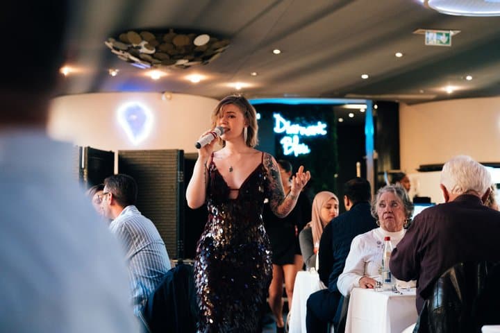 Paris Gourmet Dinner Seine Flusskreuzfahrt mit Sänger und DJ Set