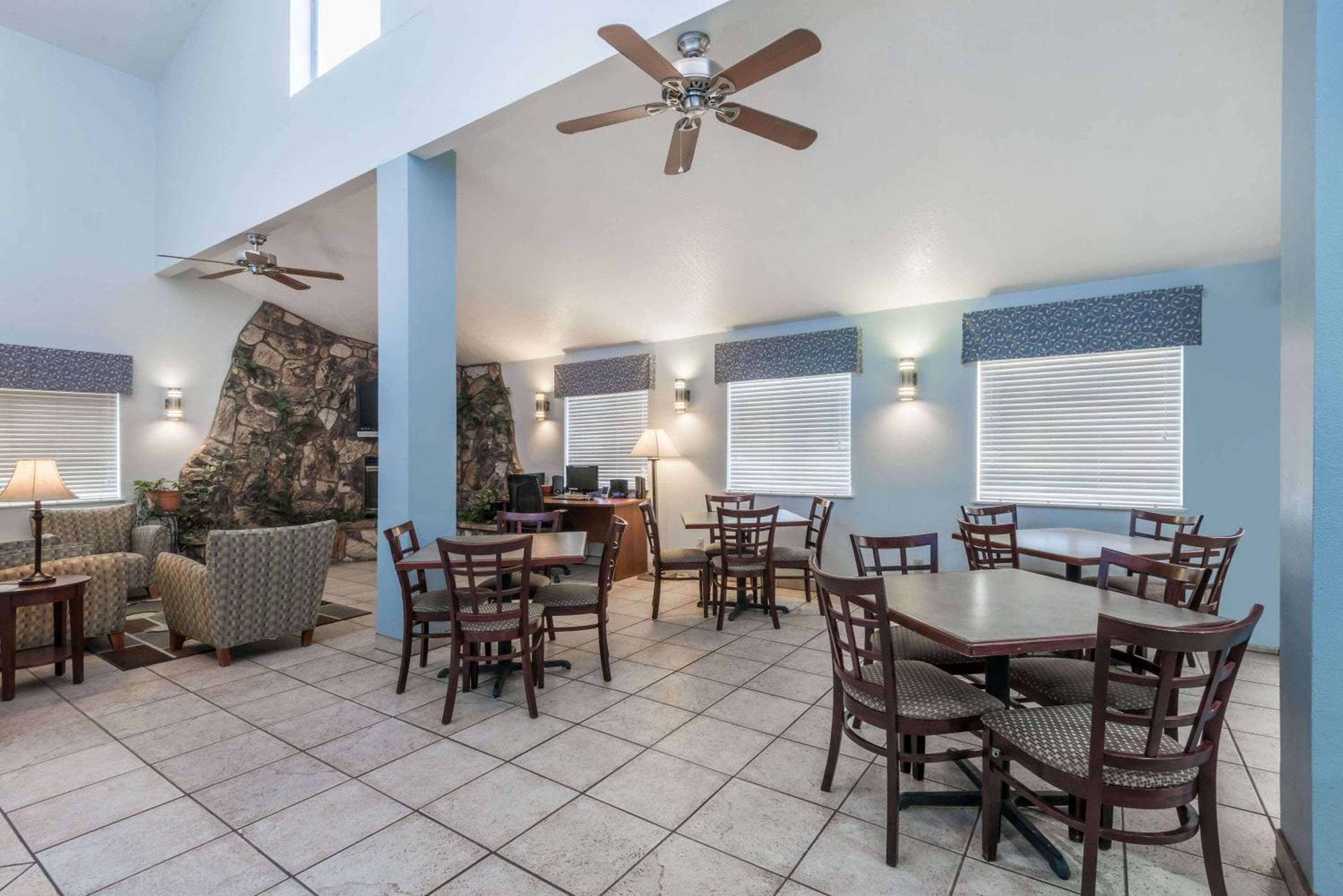 Days Inn by Wyndham Las Vegas — 15