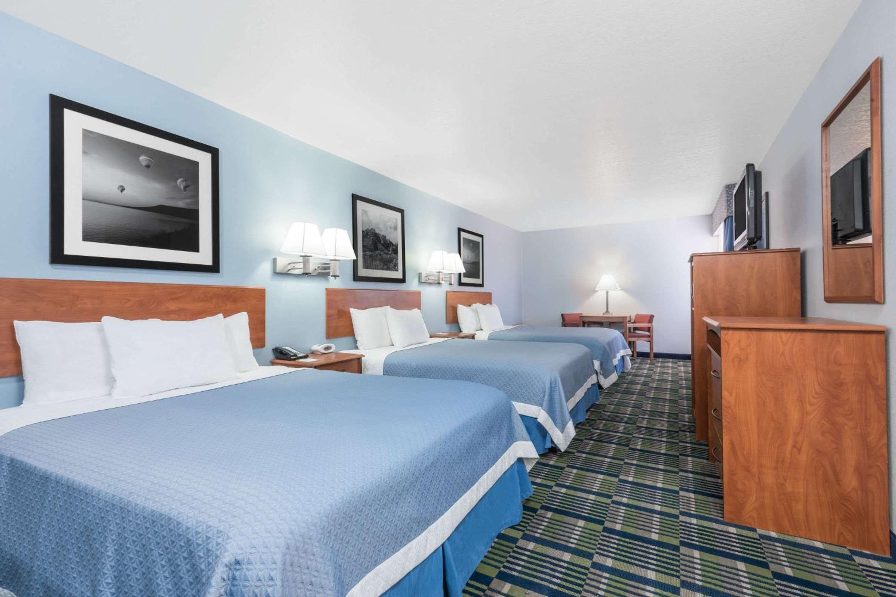 Days Inn by Wyndham Las Vegas — 11
