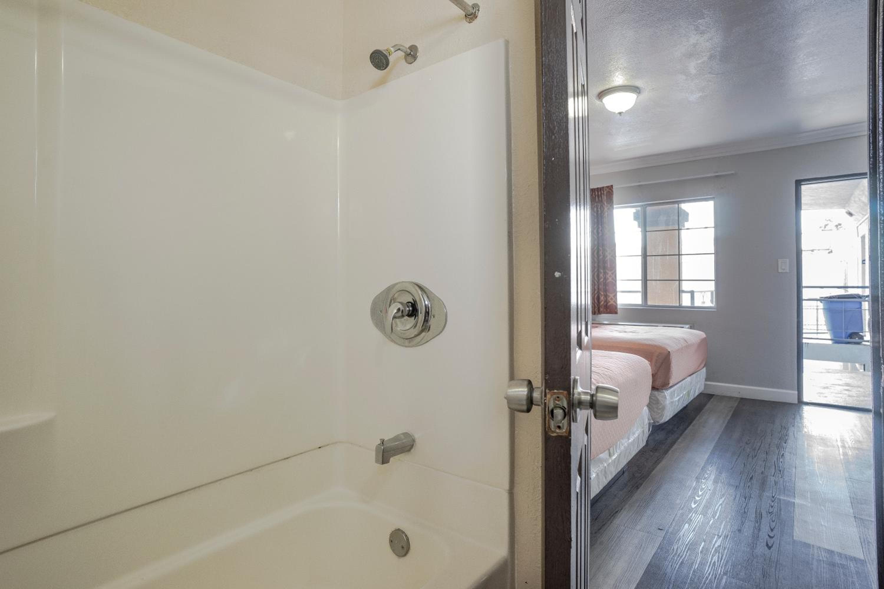 Valore Inn Hollywood — 28