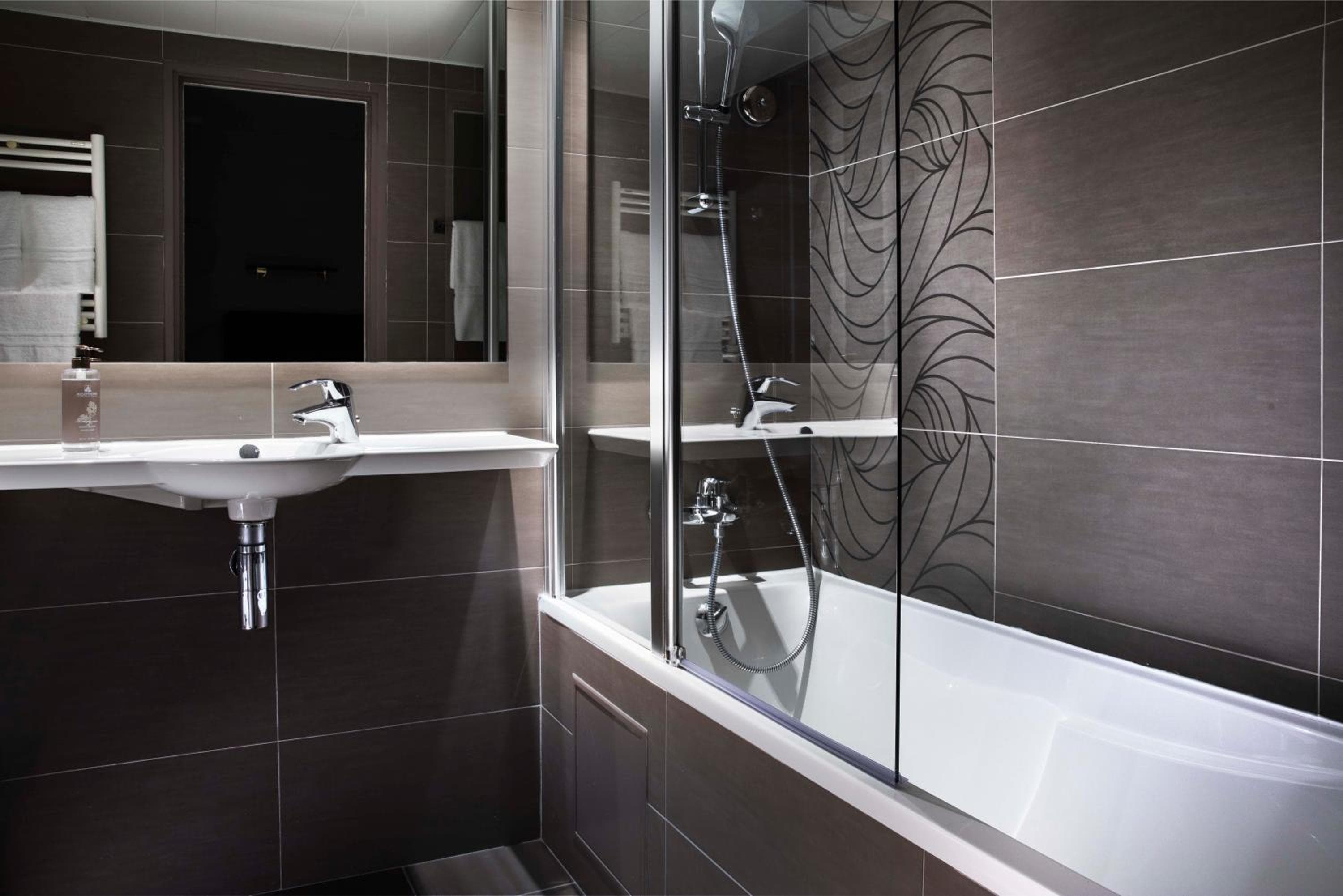Hotel Eiffel Saint Charles — 11