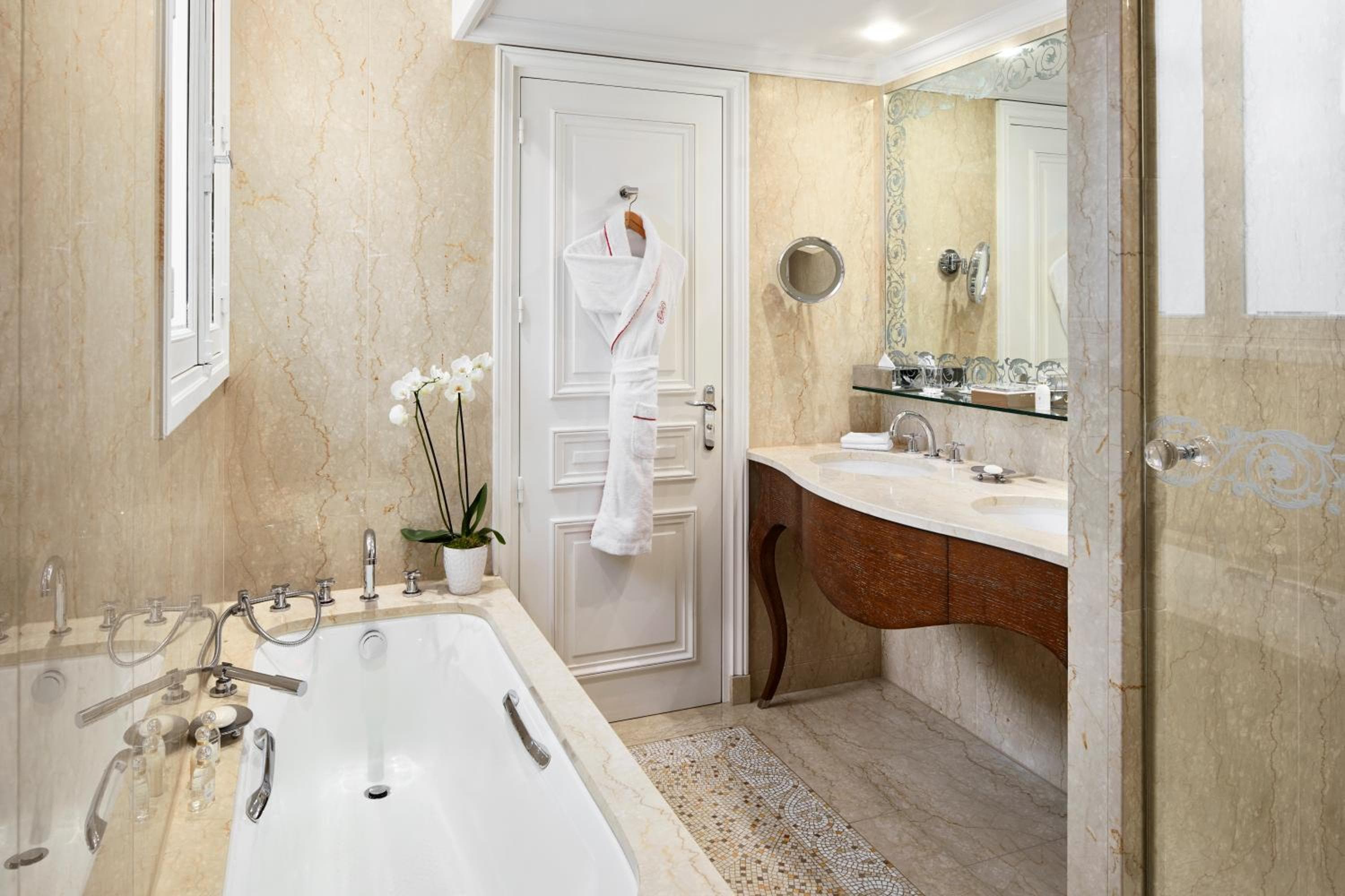 Hotel Plaza Athénée - Dorchester Collection — 17