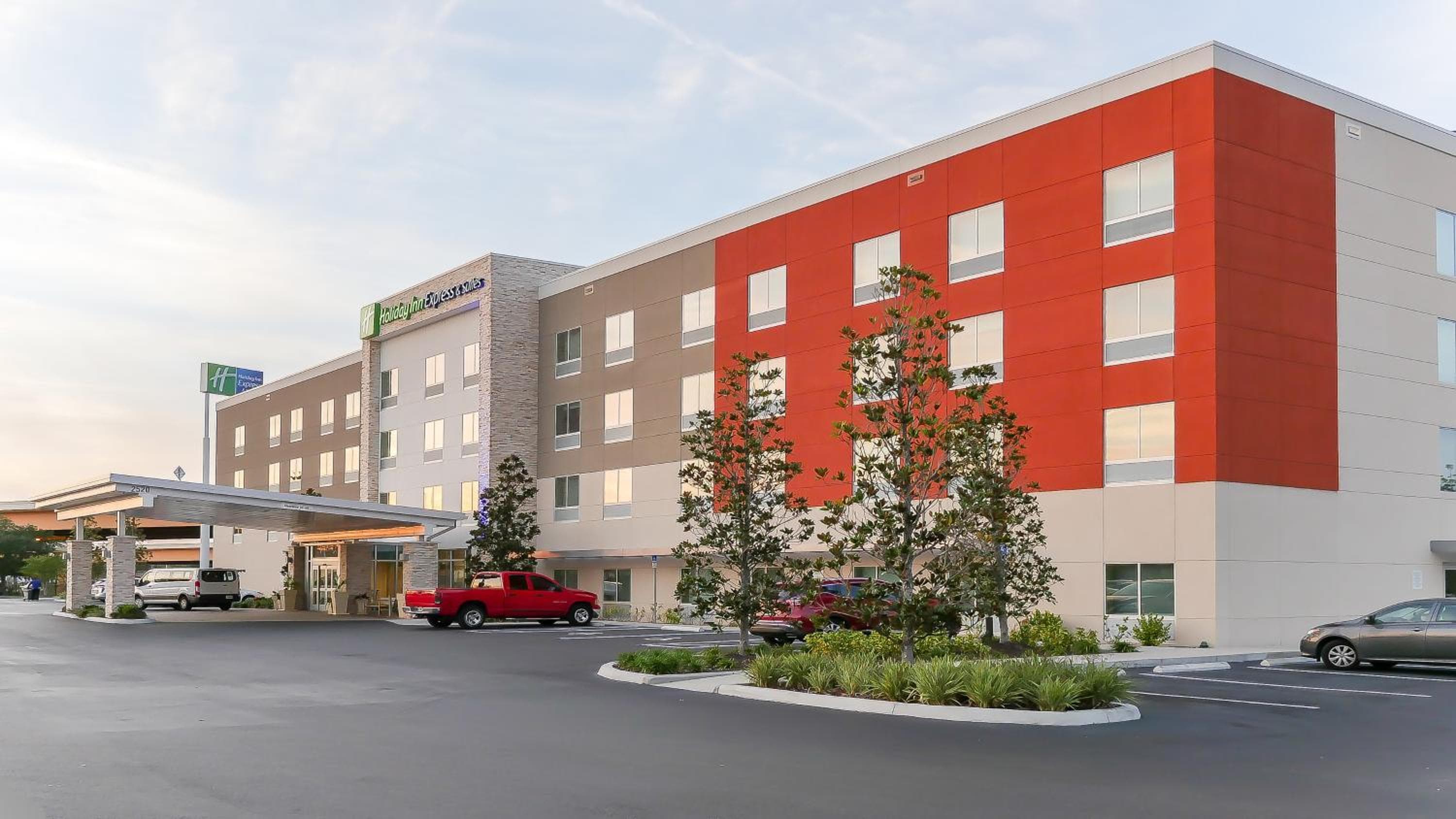 Holiday Inn Express & Suites - Tampa East - Ybor City, un hotel IHG — 1