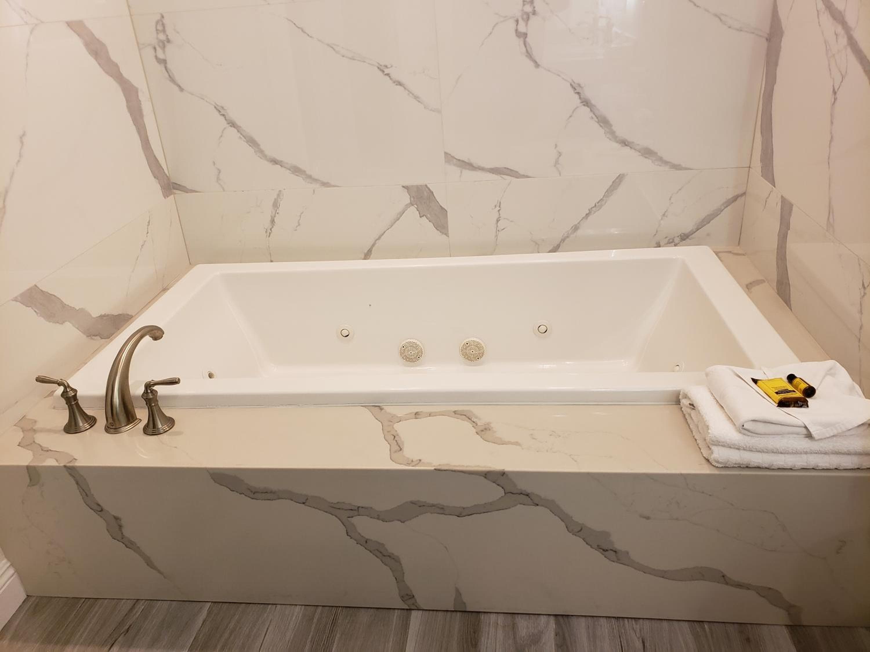 Best Western Plus Sunset Plaza Hotel — 11