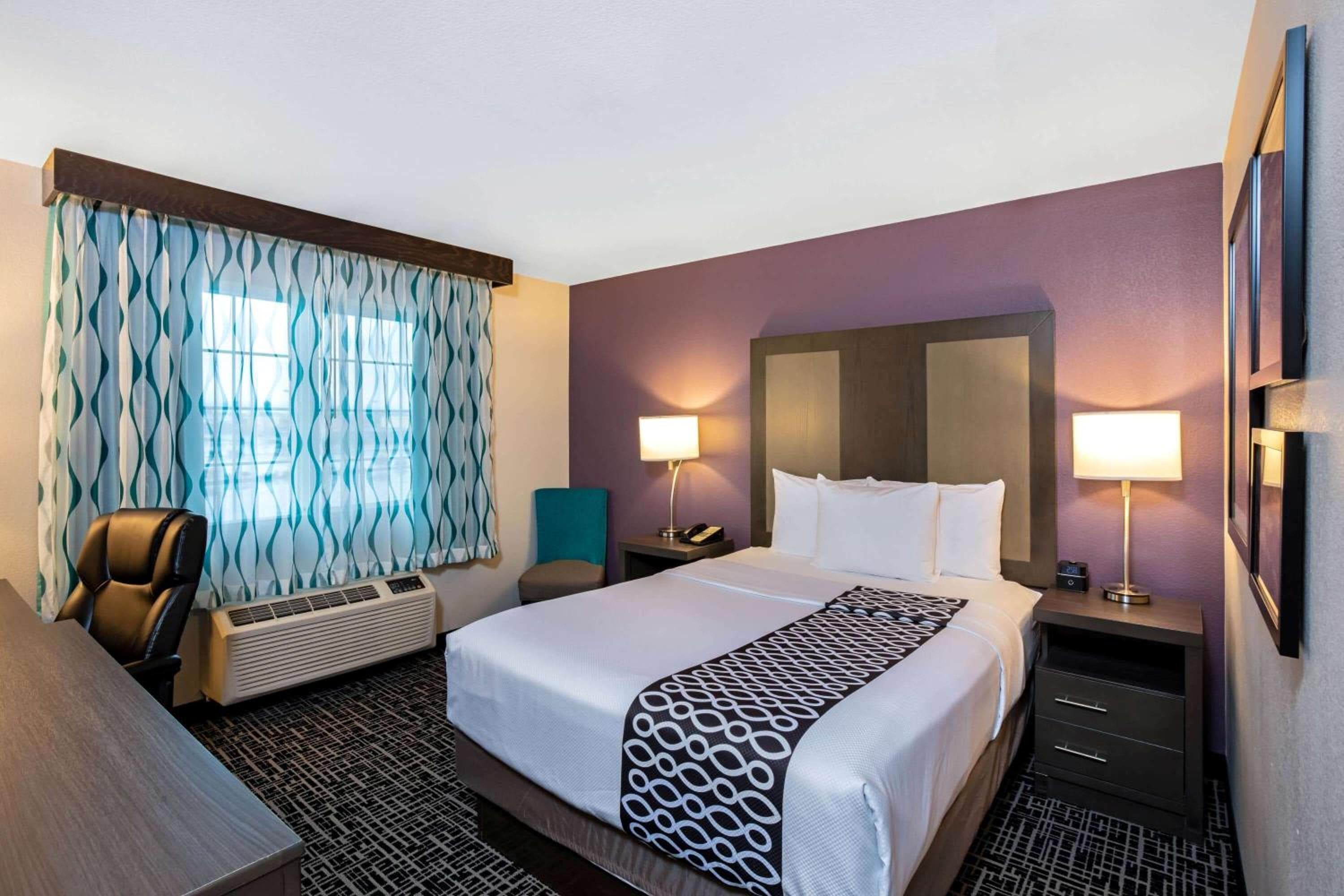 La Quinta Inn & Suites by Wyndham Las Vegas Nellis — 9
