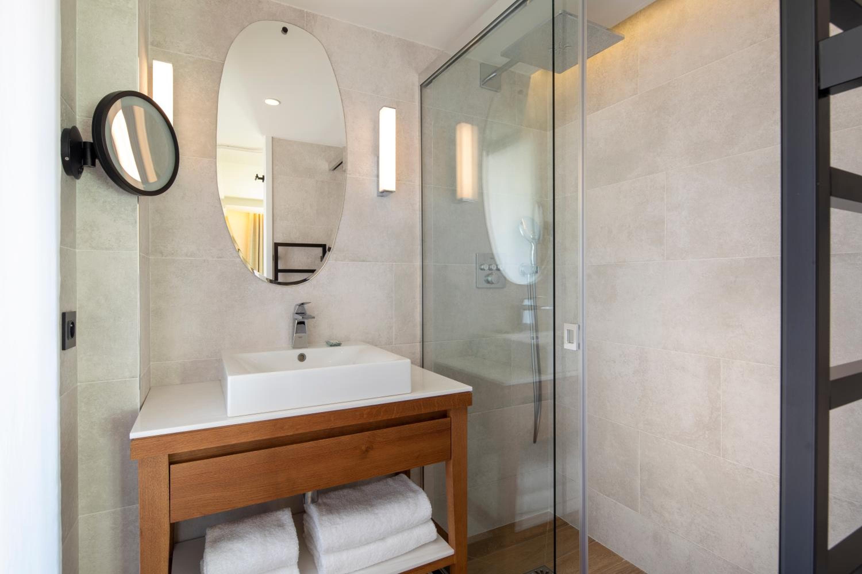 Hôtel des Champs-Elysées — 19