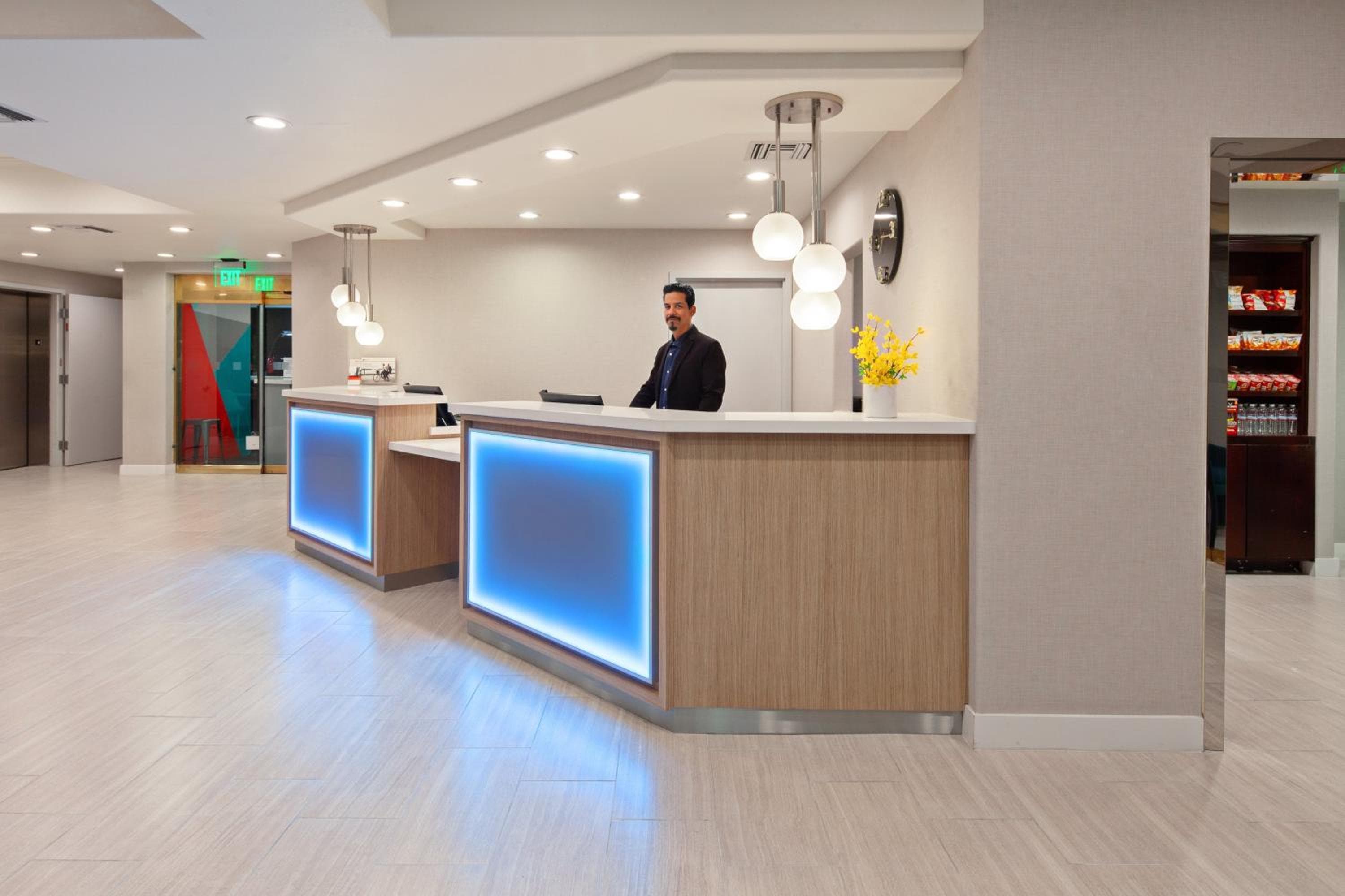 Holiday Inn Express Hollywood Walk of Fame, ein IHG Hotel — 4