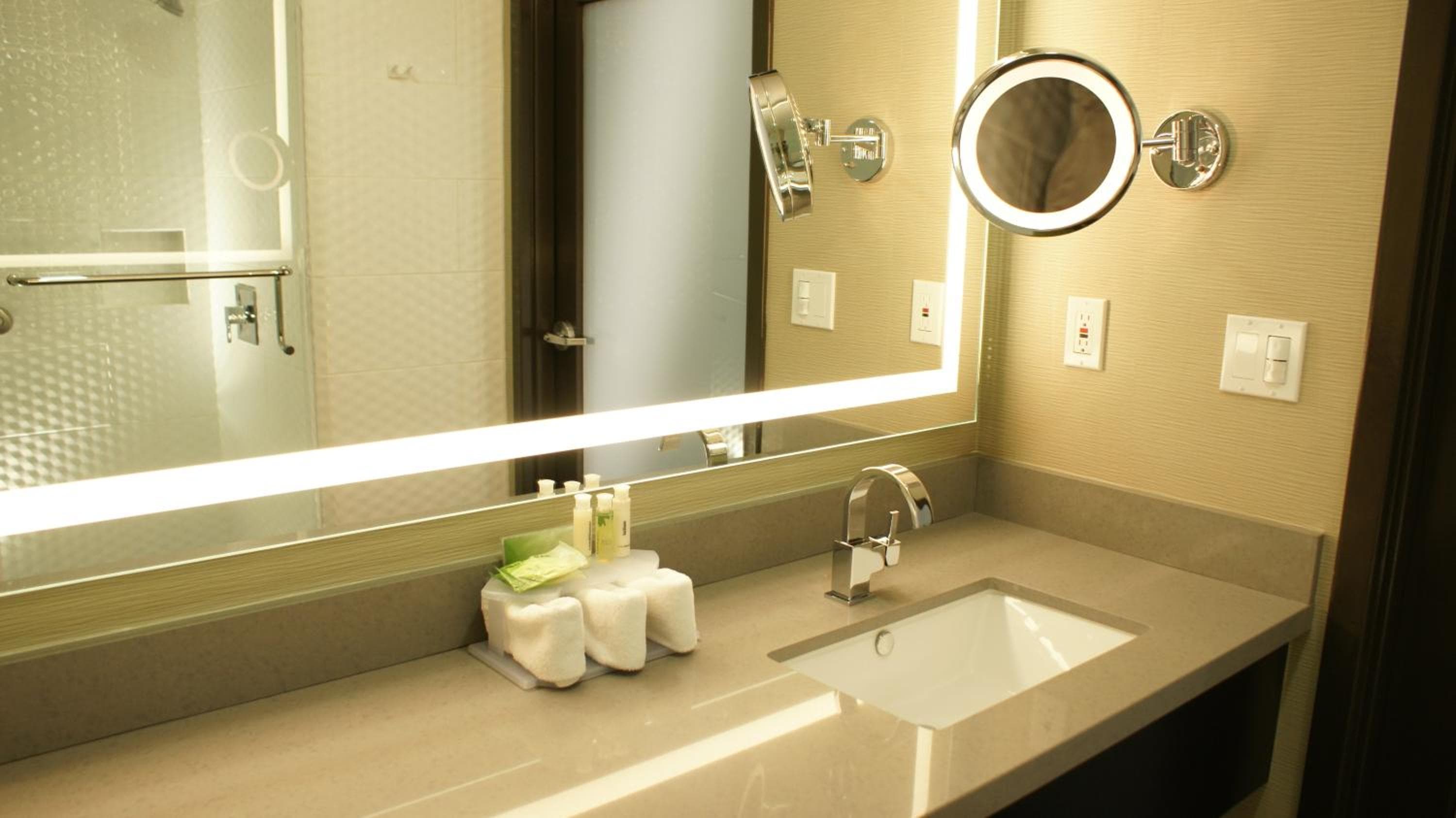 Holiday Inn Express Hollywood Walk of Fame, ein IHG Hotel — 18