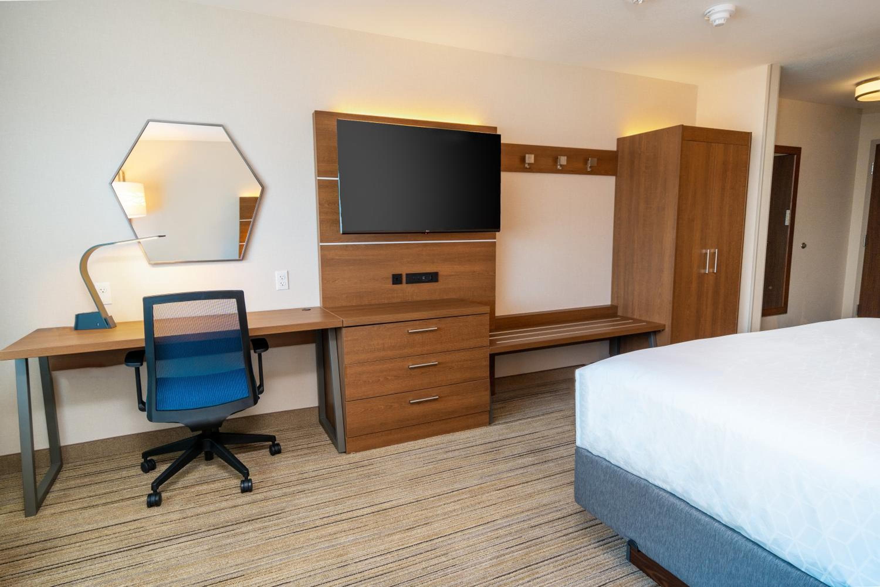 Holiday Inn Express & Suites - Las Vegas - E Tropicana by IHG — 10