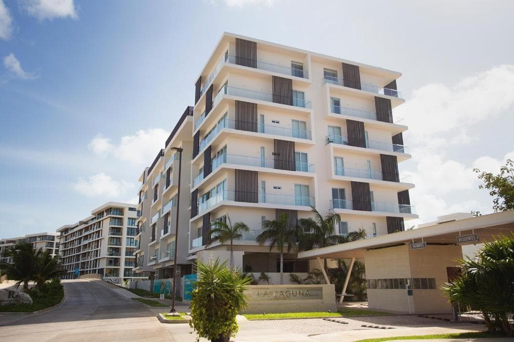 Luxury 3 BR Condo rooftop pool, near the beach — 1