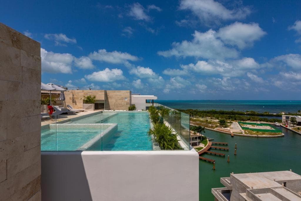 Luxury 3 BR Condo rooftop pool, near the beach — 10