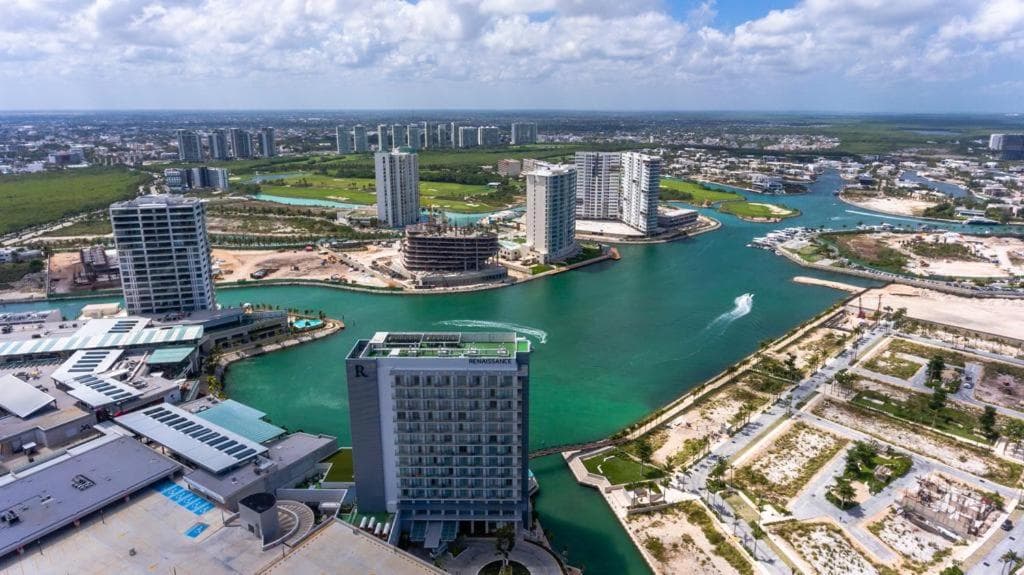Luxury 3 BR Condo rooftop pool, near the beach — 7