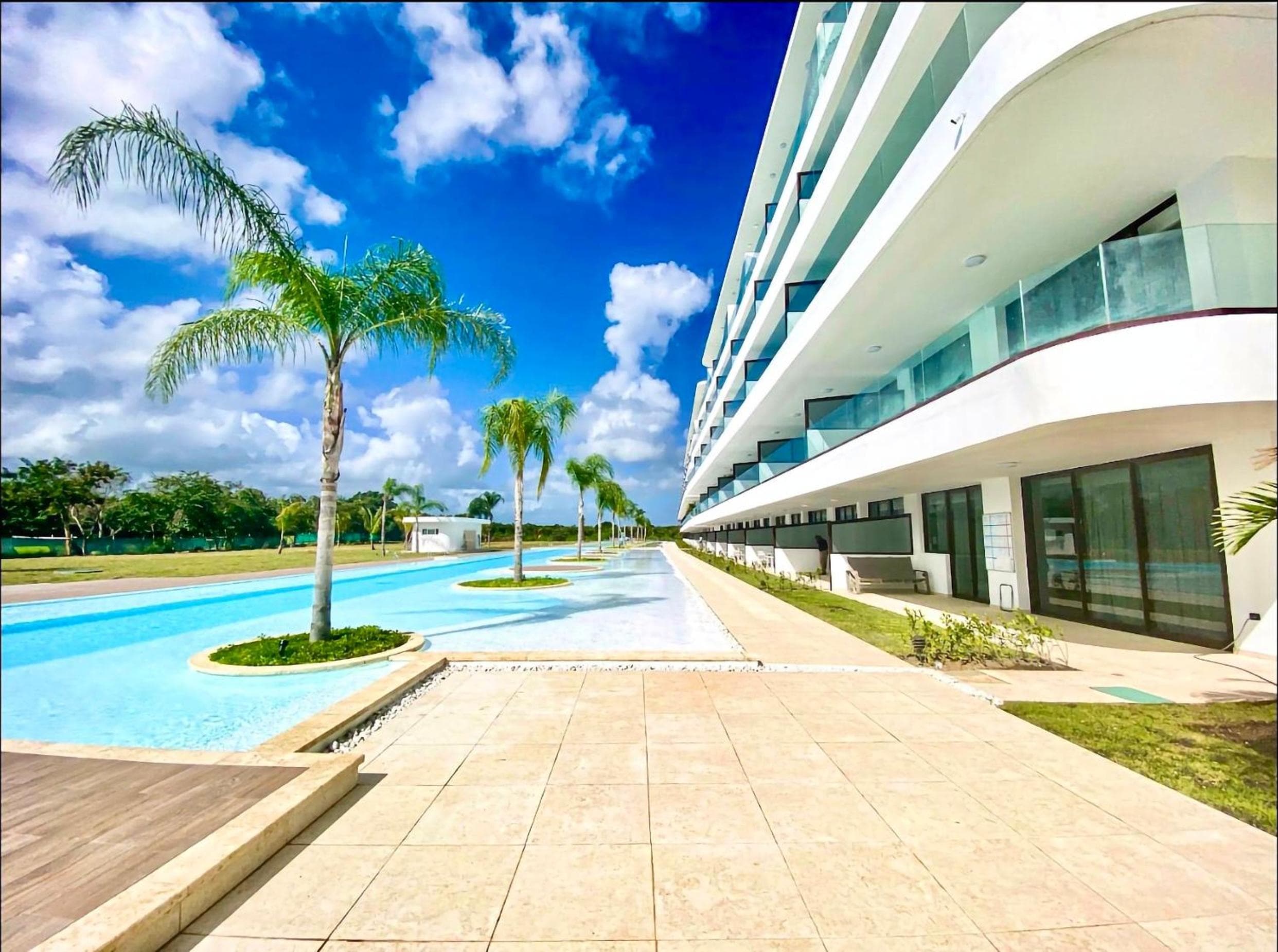 Appartamento di lusso con vista sulla piscina e sul golf — 1