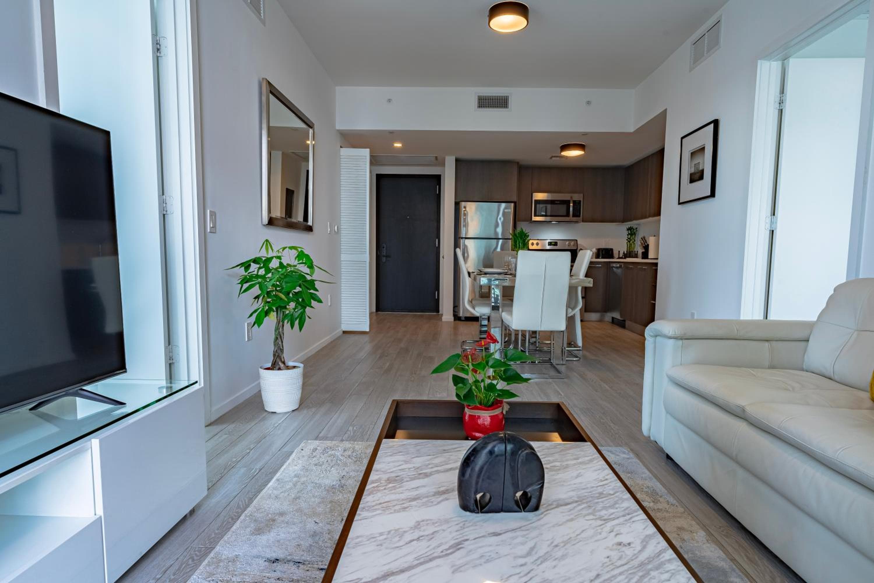 Luxurious 2-Bed Apartment with Breathtaking Bay views!! — 25