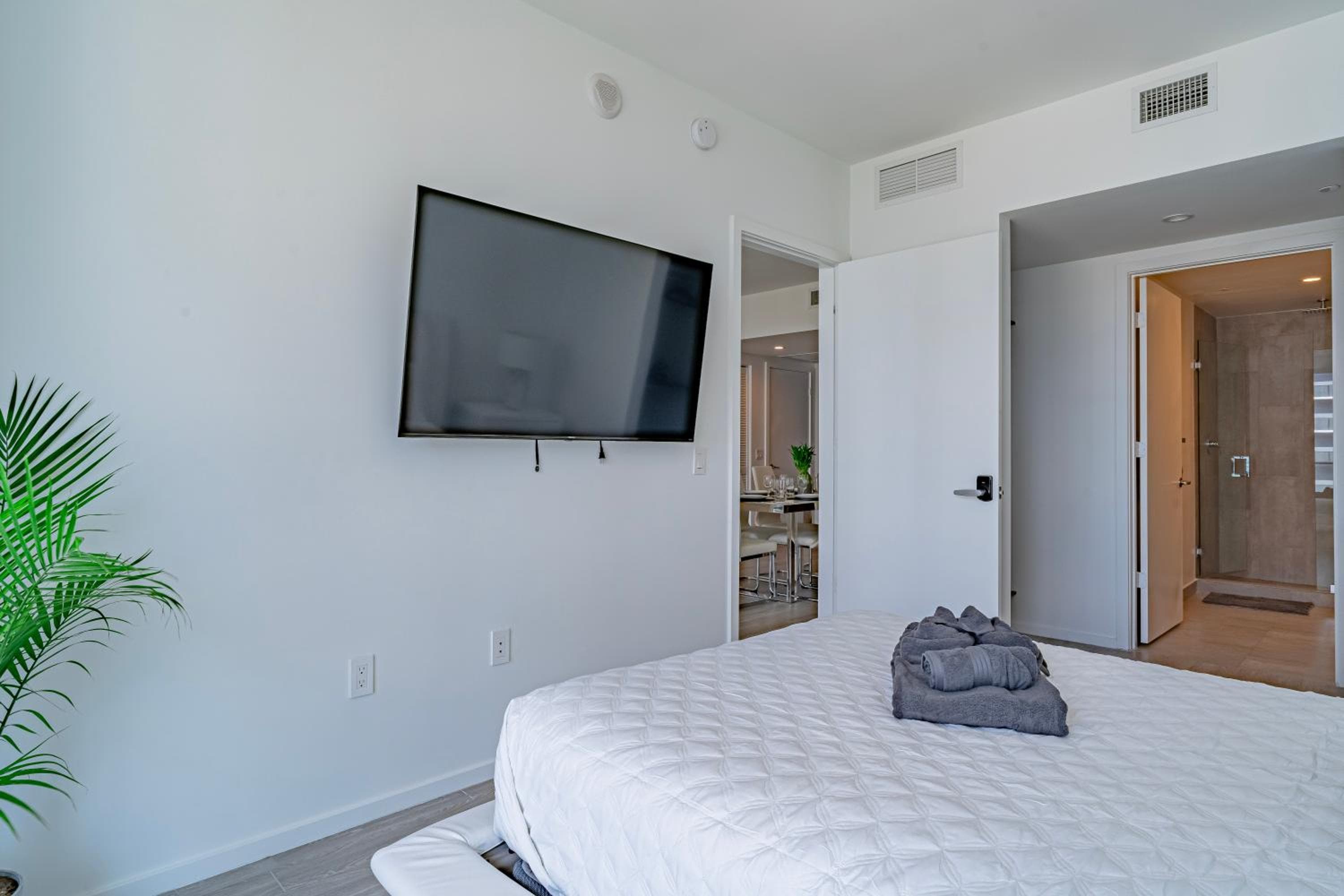 Luxurious 2-Bed Apartment with Breathtaking Bay views!! — 18