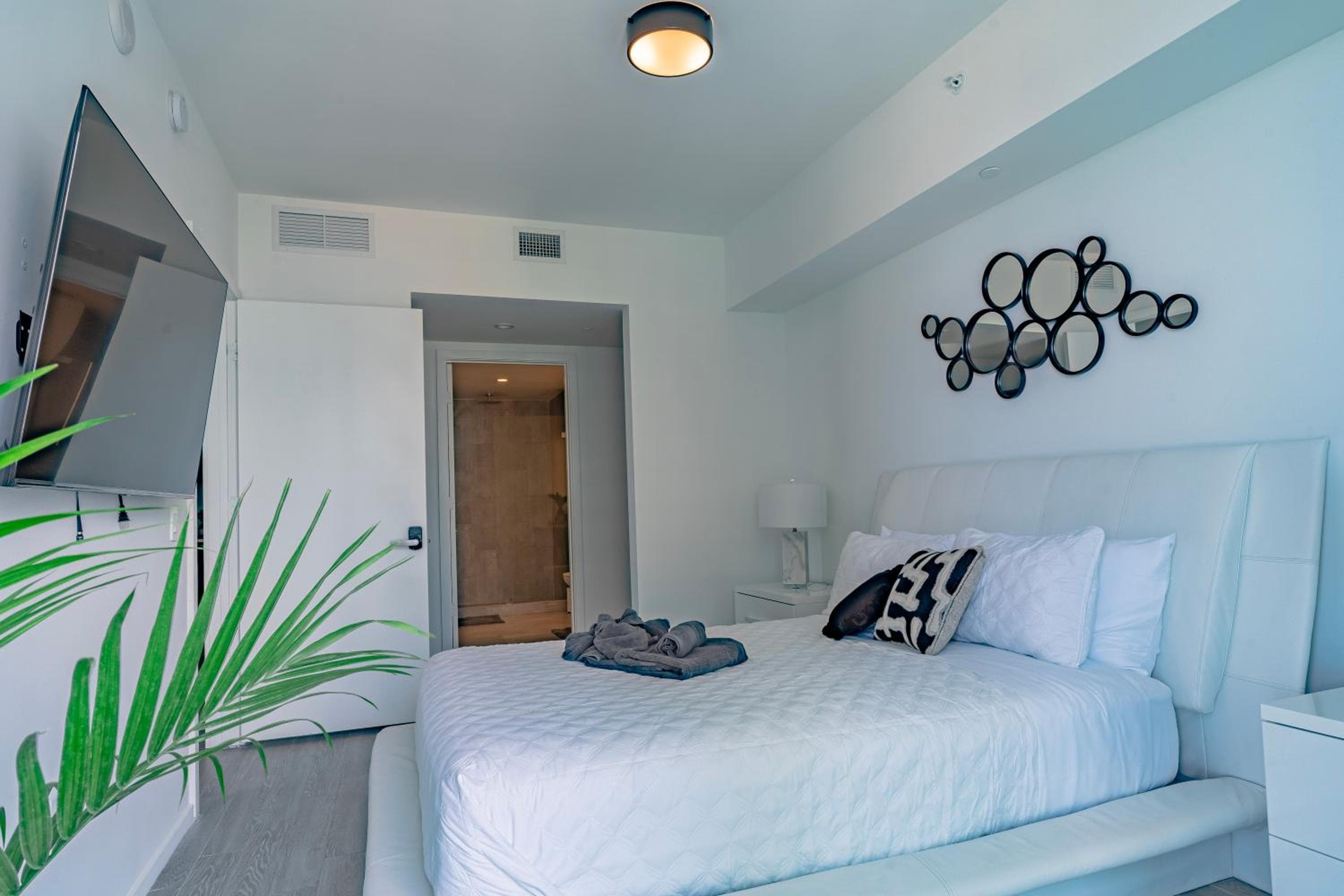 Luxurious 2-Bed Apartment with Breathtaking Bay views!! — 10