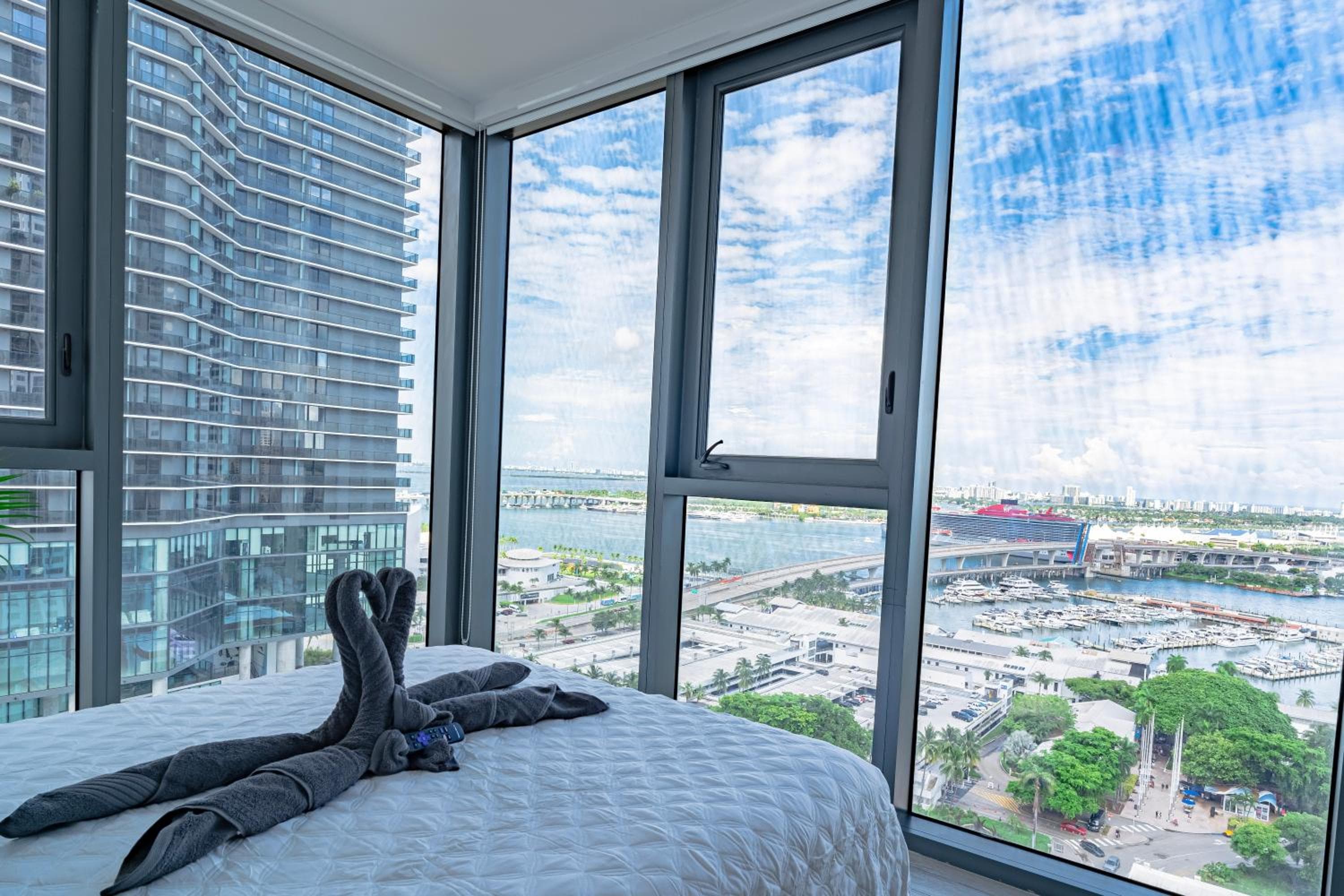 Luxurious 2-Bed Apartment with Breathtaking Bay views!! — 11