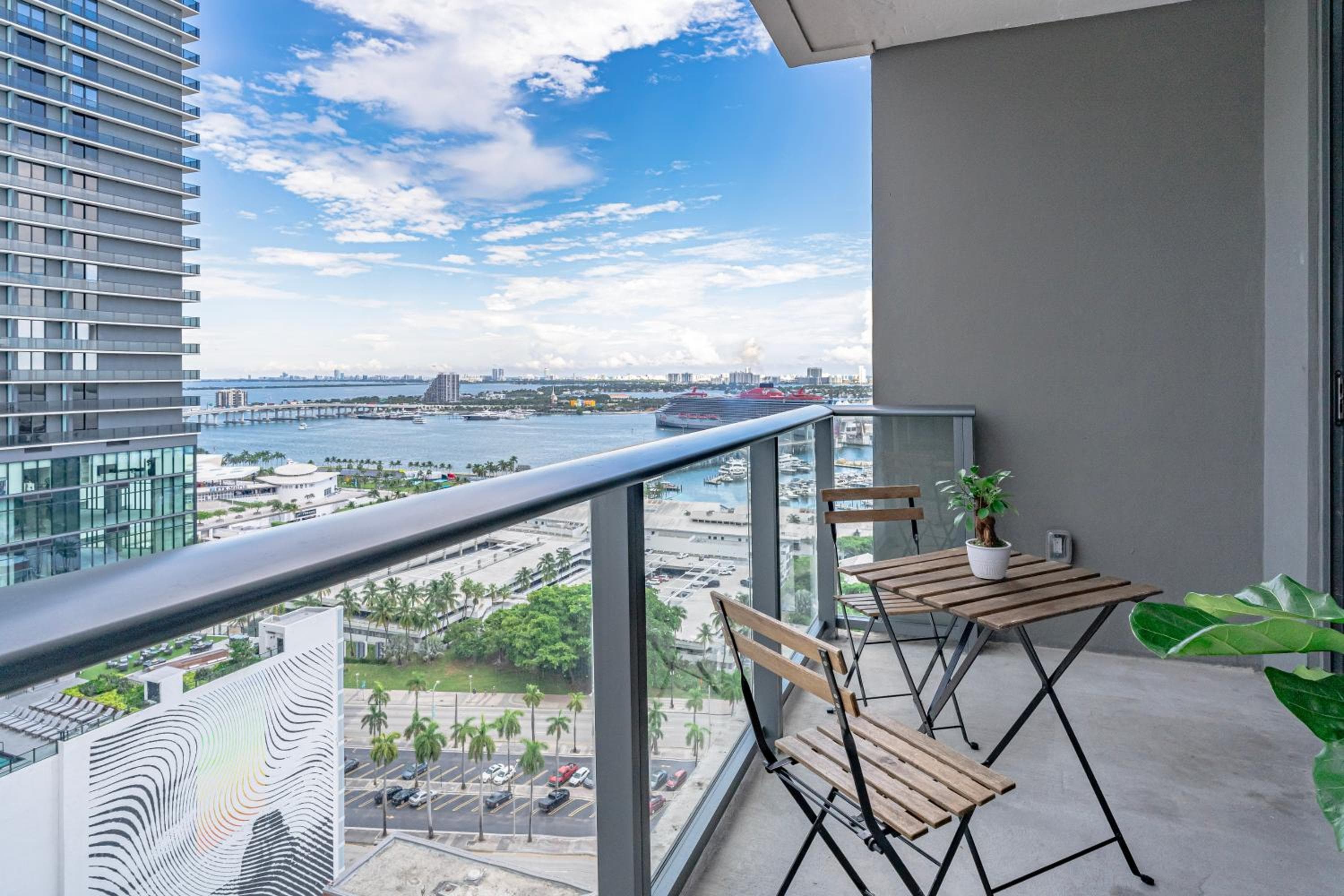 Luxurious 2-Bed Apartment with Breathtaking Bay views!! — 7