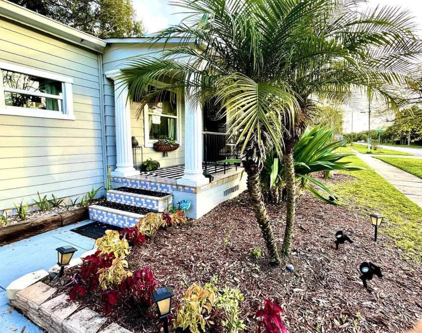 Cozy sanctuary minutes from the bay and beaches — 25