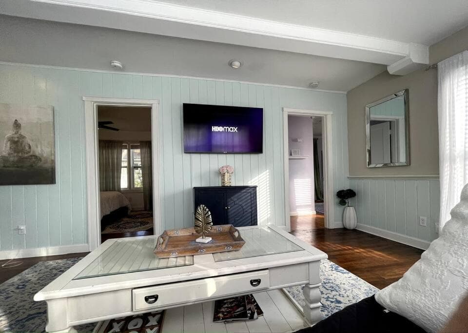 Cozy sanctuary minutes from the bay and beaches — 6