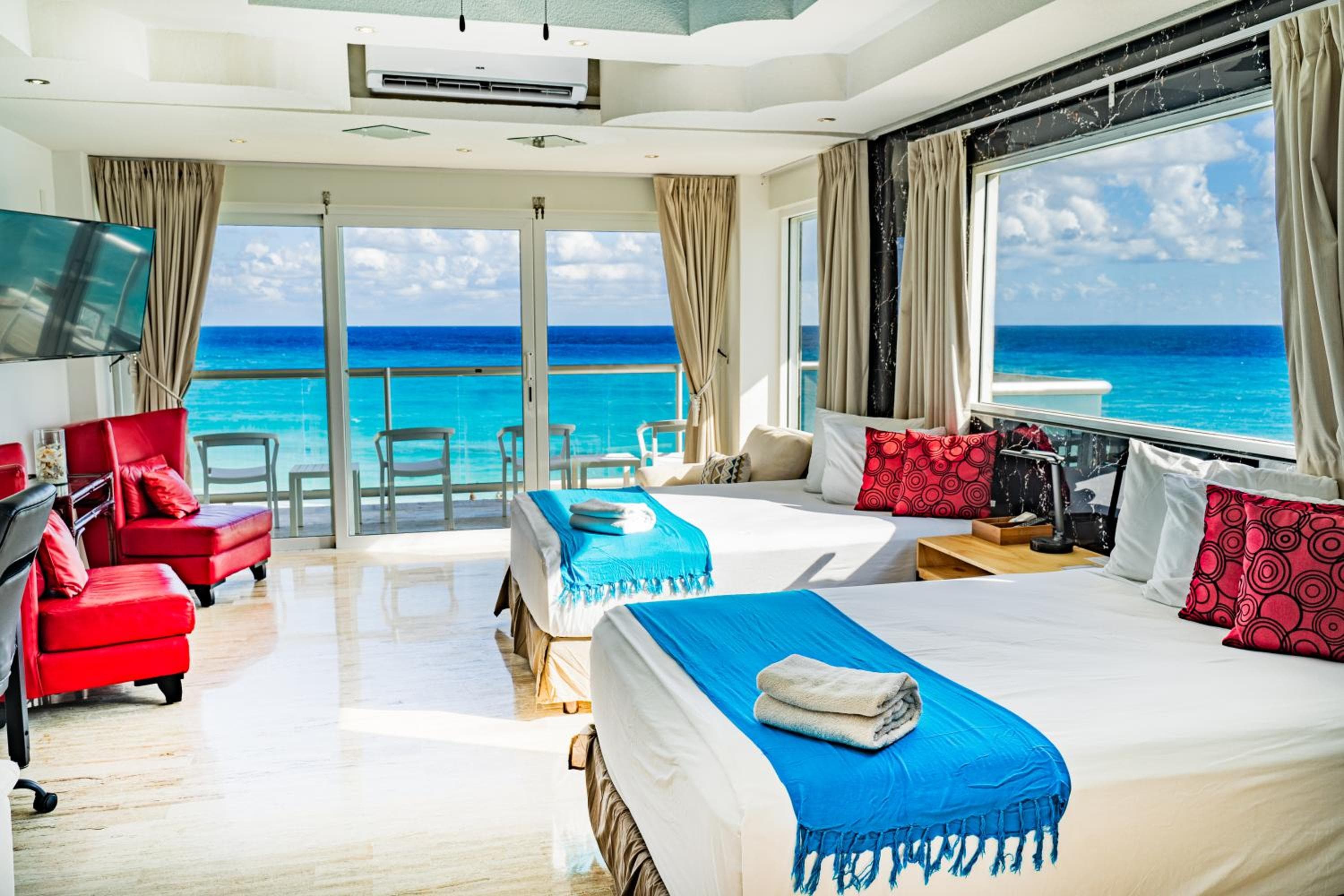 Paradise Beachfront & Nightlife Heart — 24