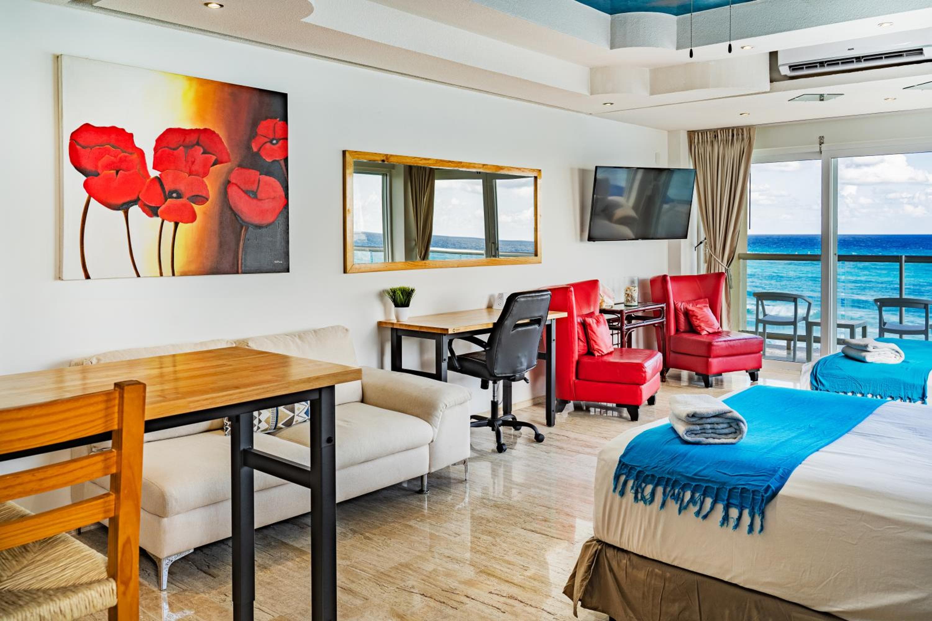 Paradise Beachfront & Nightlife Heart — 2