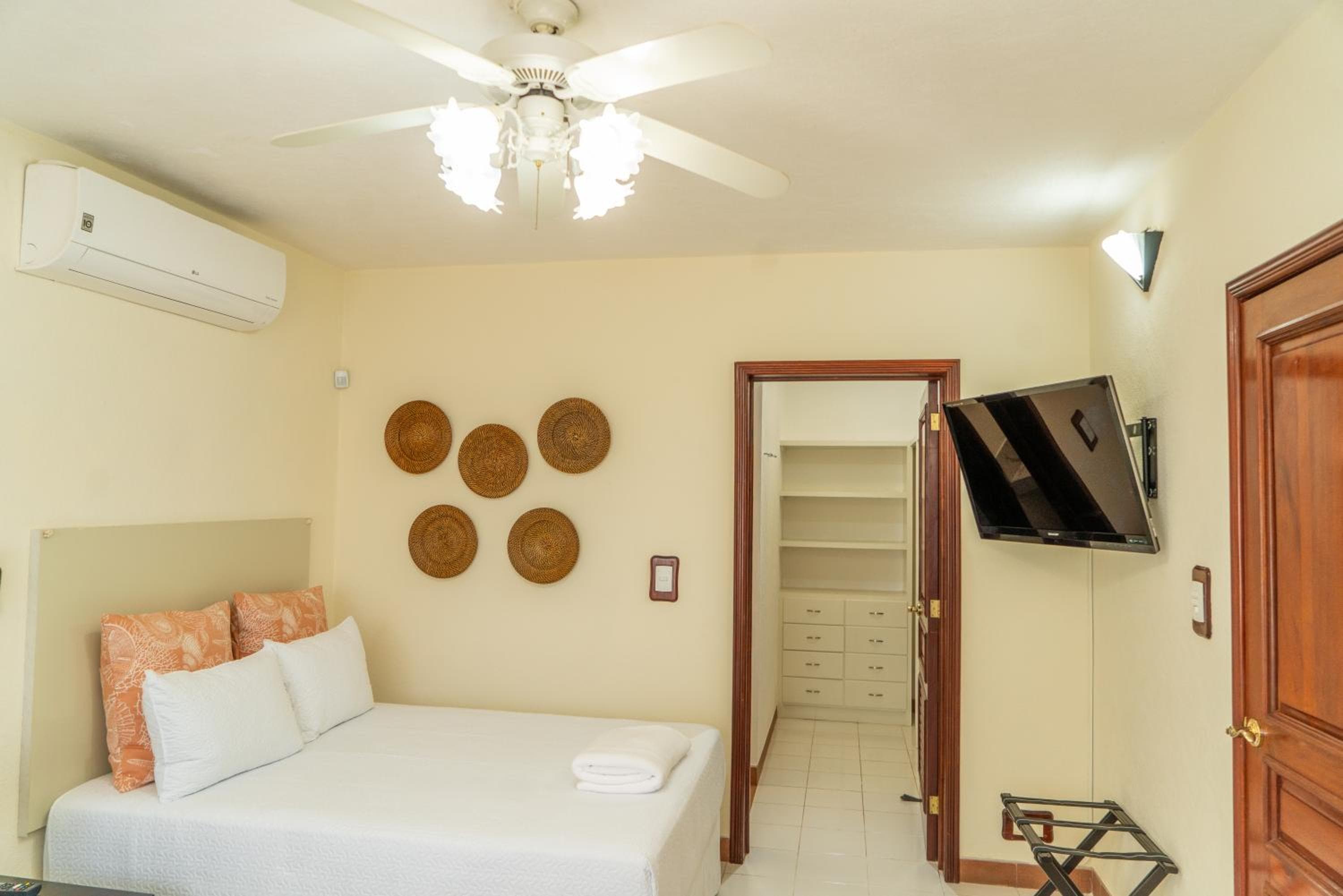 Magnifica Villa Palmeras luxurious 4 Br 6 Bds 4 Ba private pool lagoon front super fast Wifi — 12