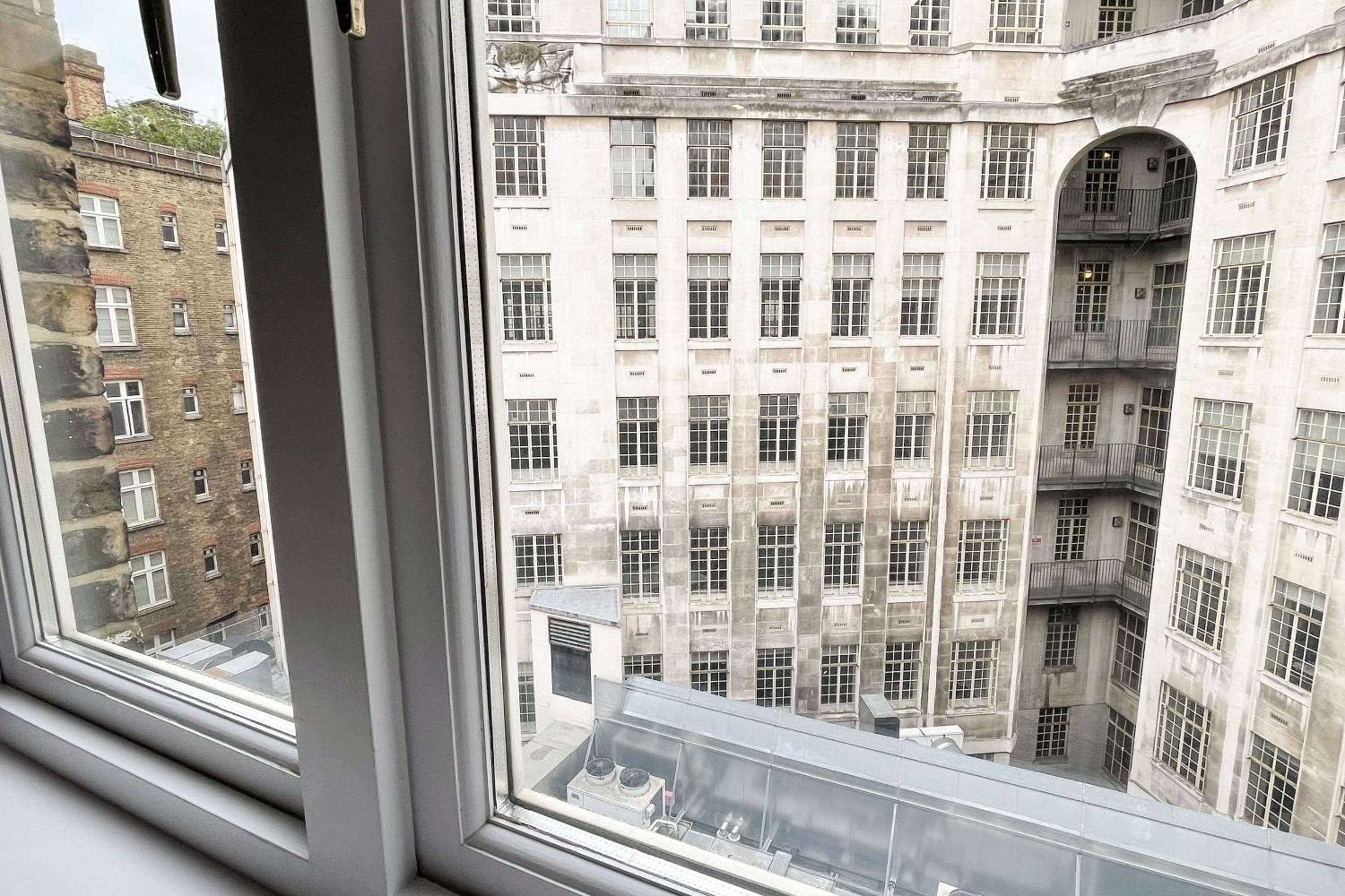 Hotel St. Ermin, Collezione di autografi — 30