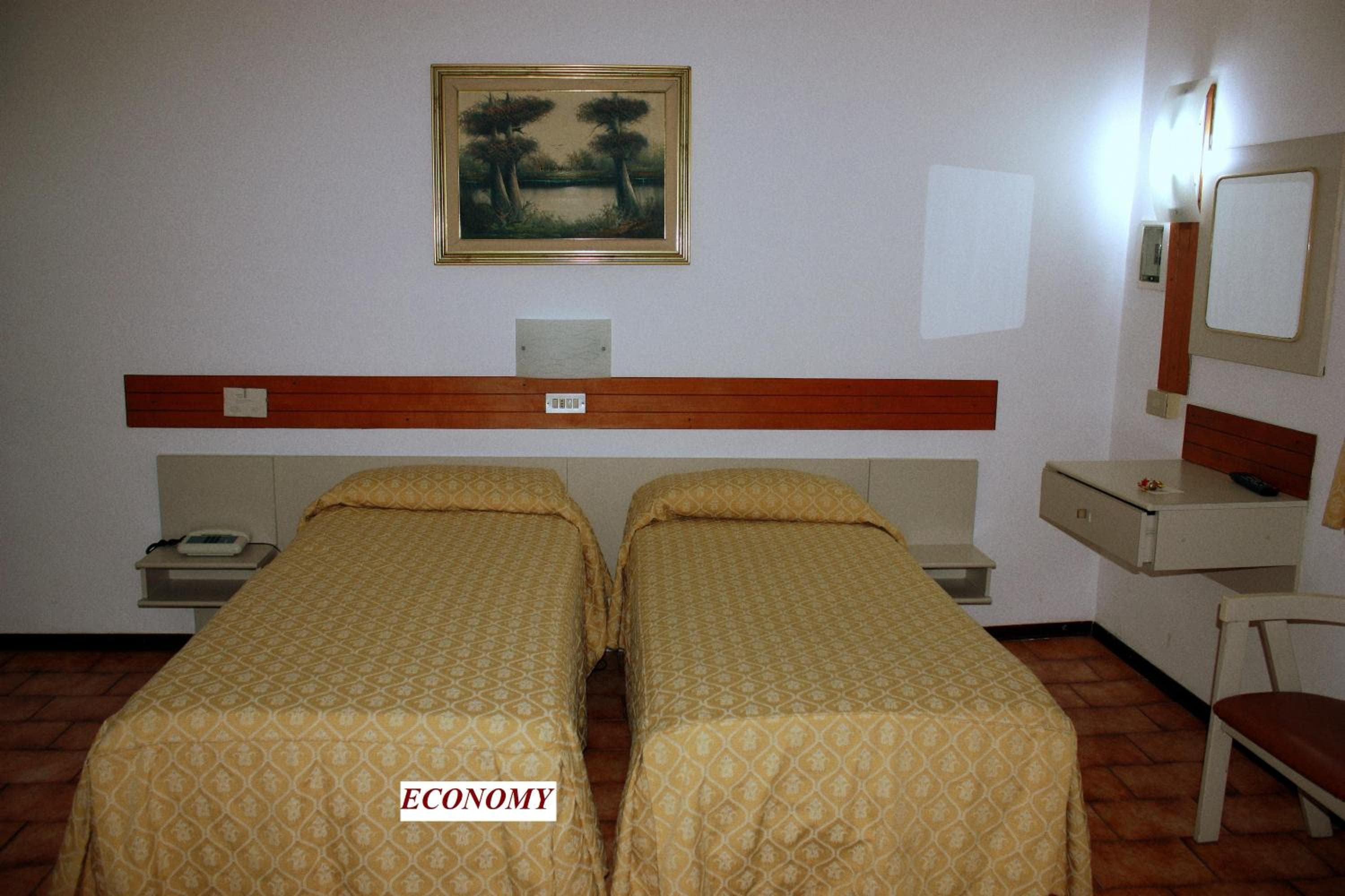 Pequeño hotel — 28