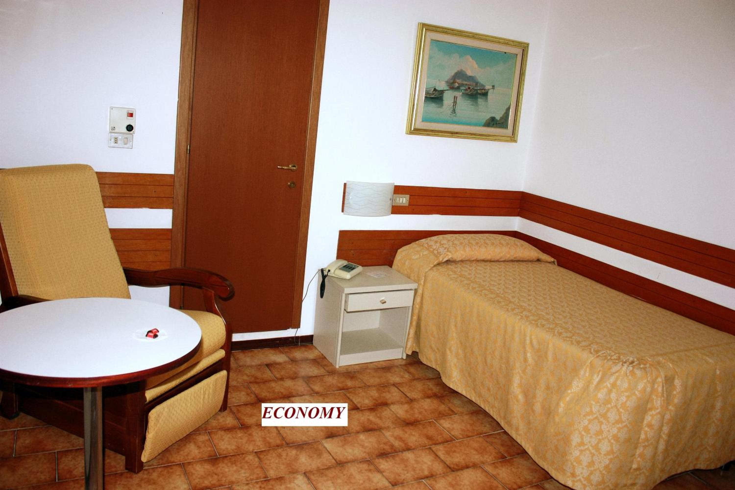 Pequeño hotel — 18