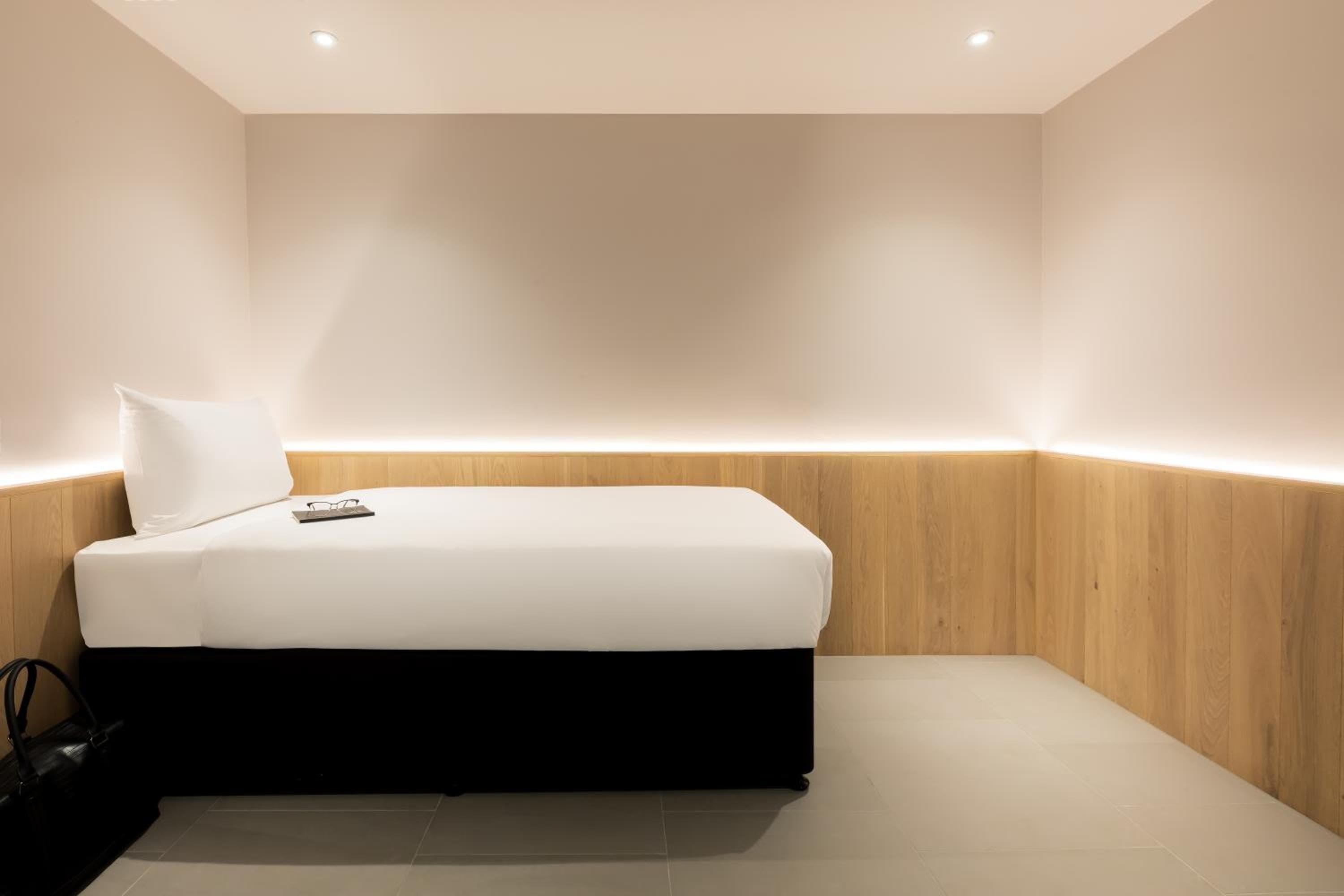 Zedwell Underground Hotel Tottenham Court Rd — 13