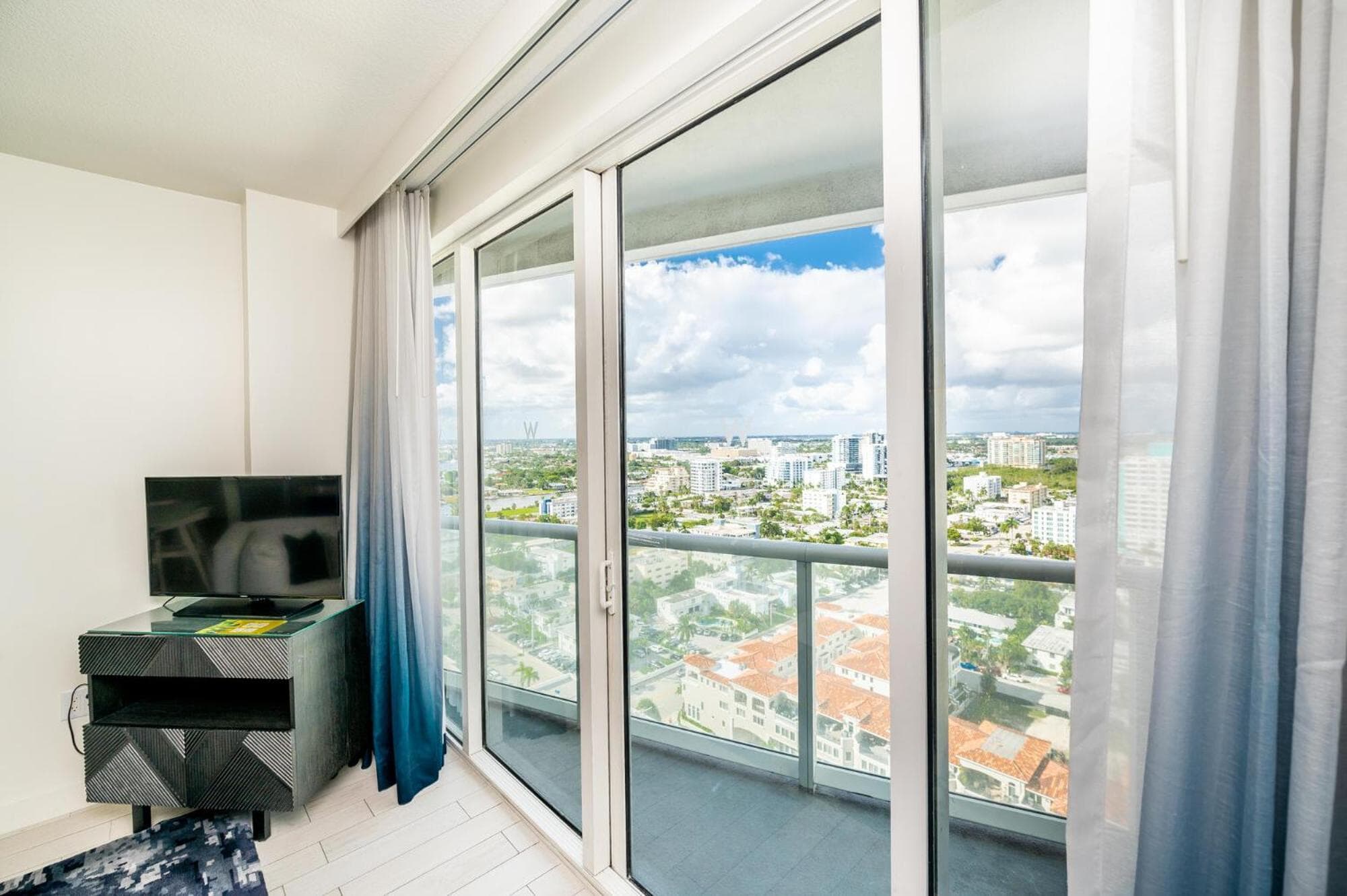High Floor Luxury 2BR 2BA, Sleeps 6, Resort Access - Horizon by HomeStakes Stays — 23
