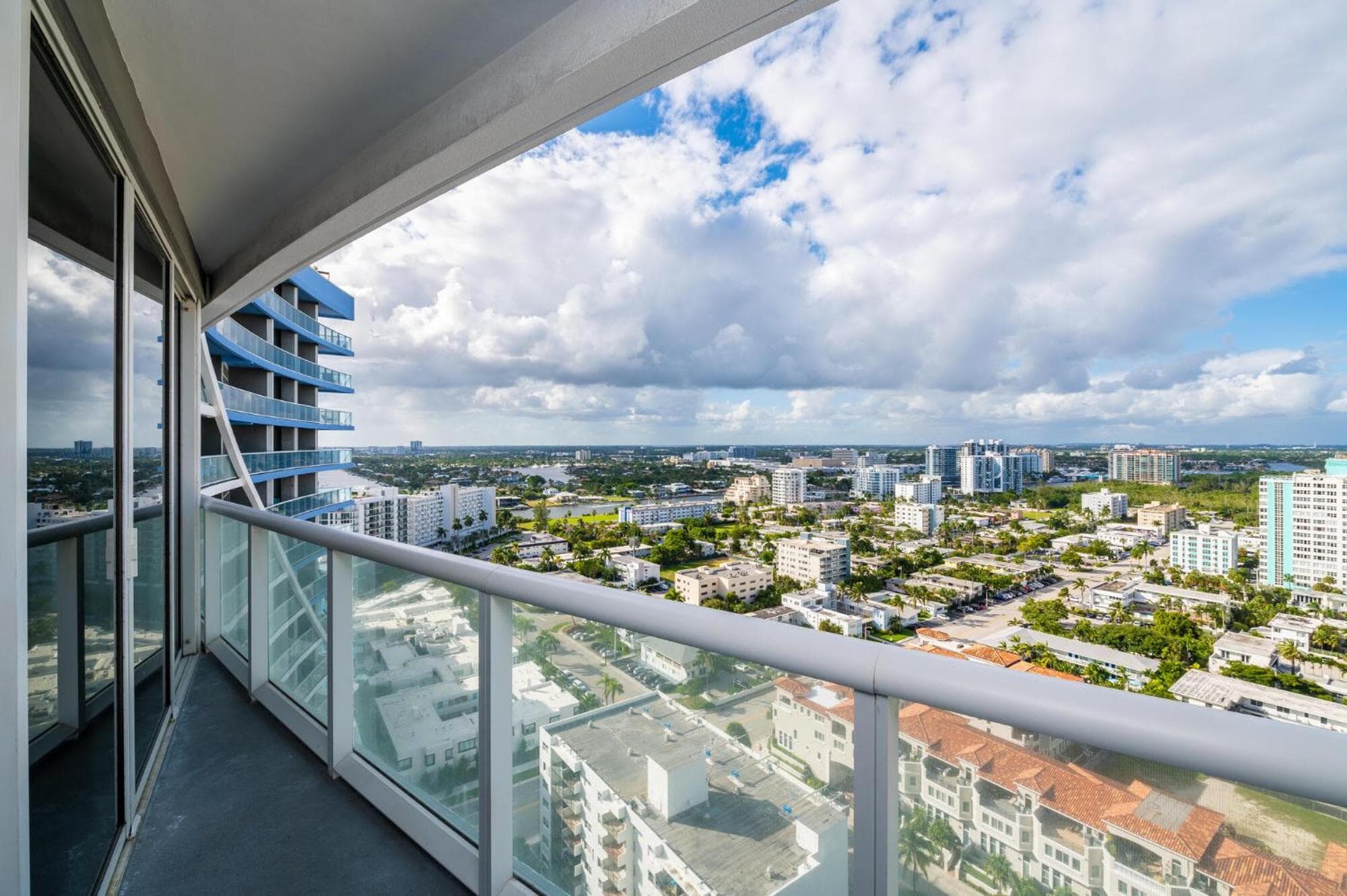 High Floor Luxury 2BR 2BA, Sleeps 6, Resort Access - Horizon by HomeStakes Stays — 25
