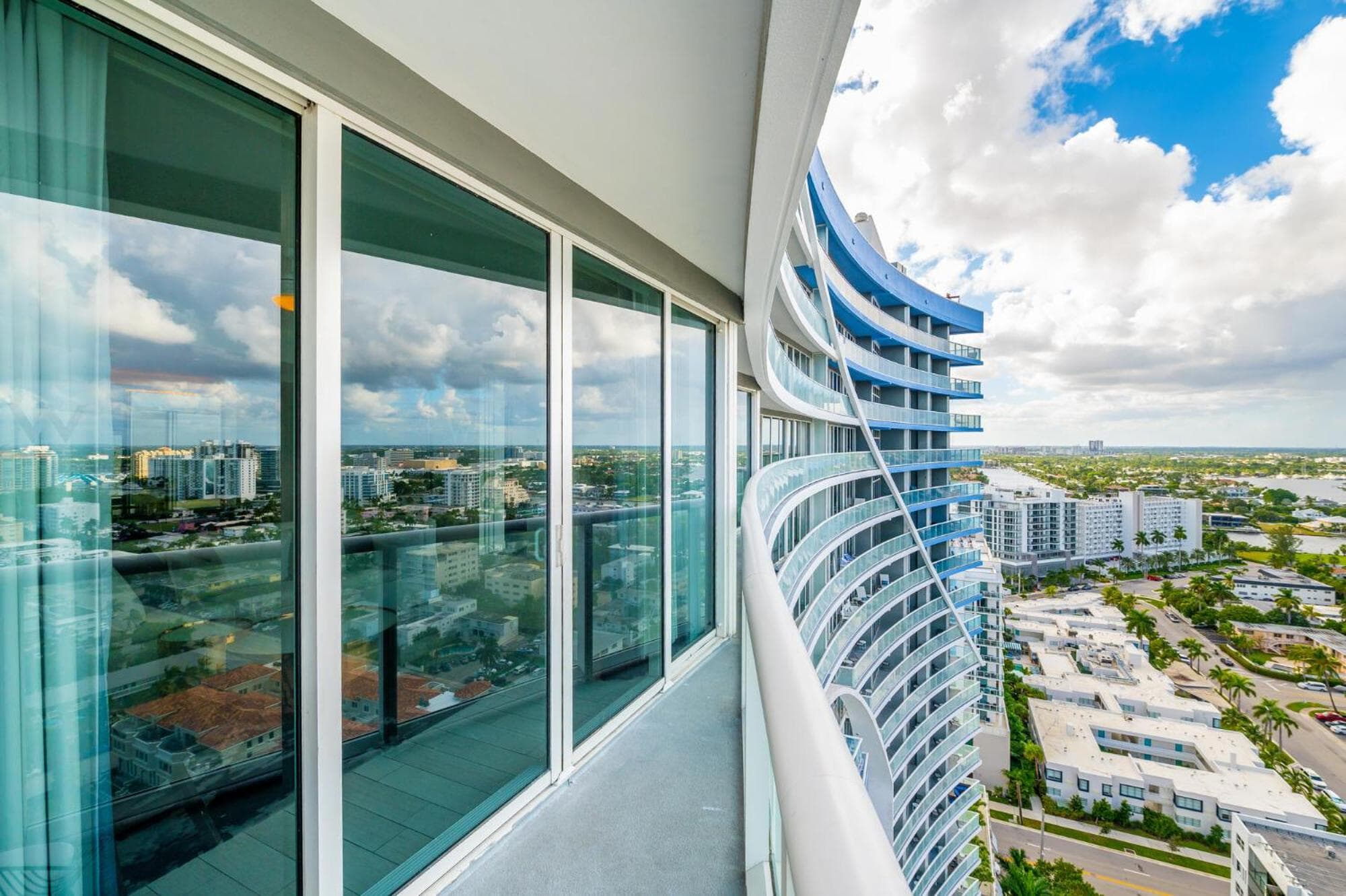High Floor Luxury 2BR 2BA, Sleeps 6, Resort Access - Horizon by HomeStakes Stays — 4