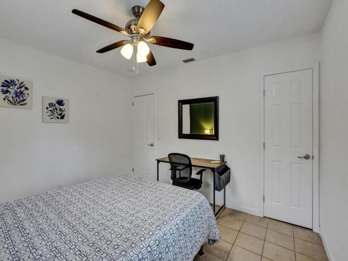 3 min. walk to Wilton Drive, pool and huge yard — 15