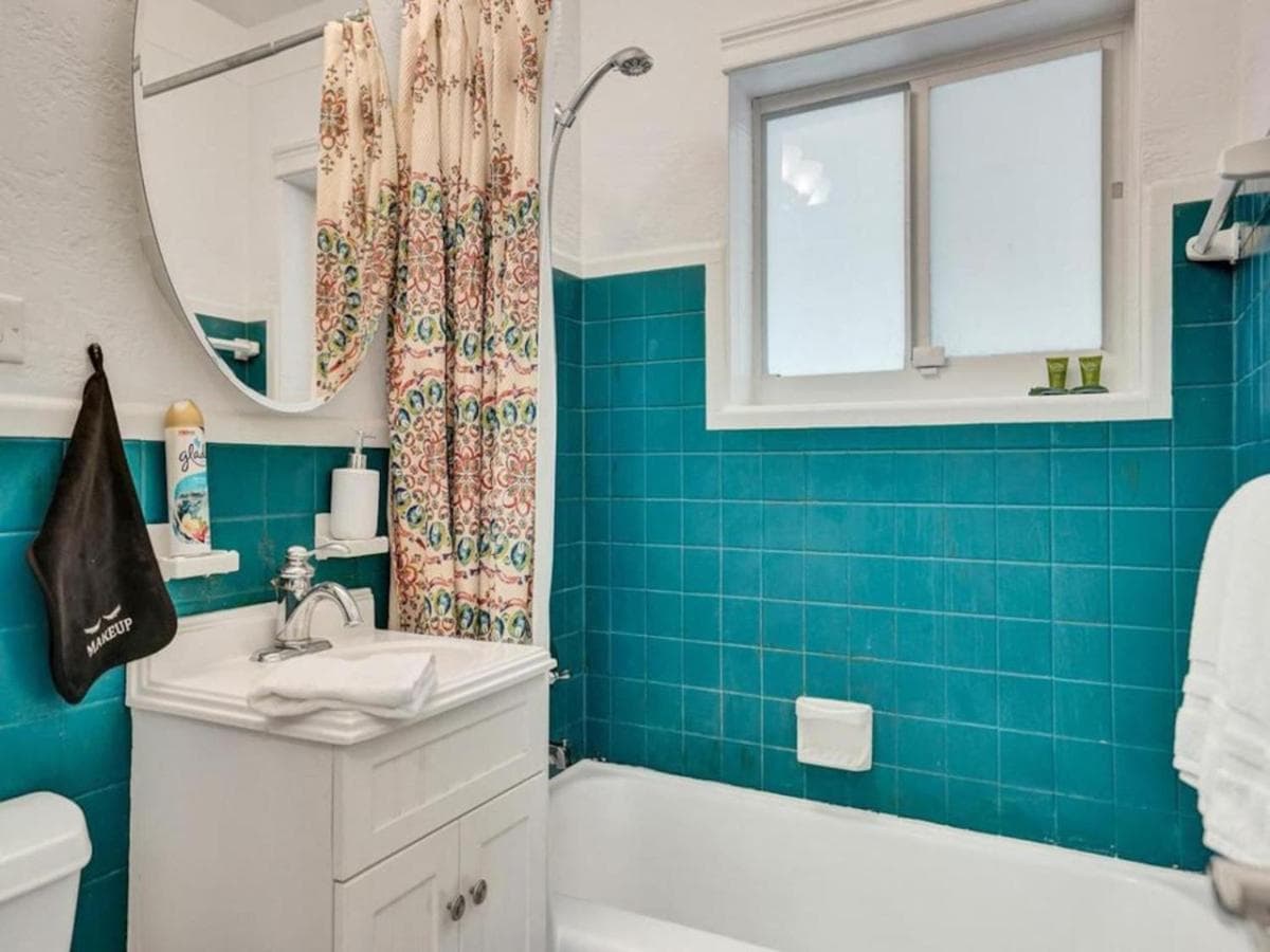 3 min. walk to Wilton Drive, pool and huge yard — 17