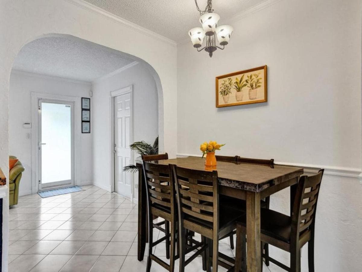 3 min. walk to Wilton Drive, pool and huge yard — 3