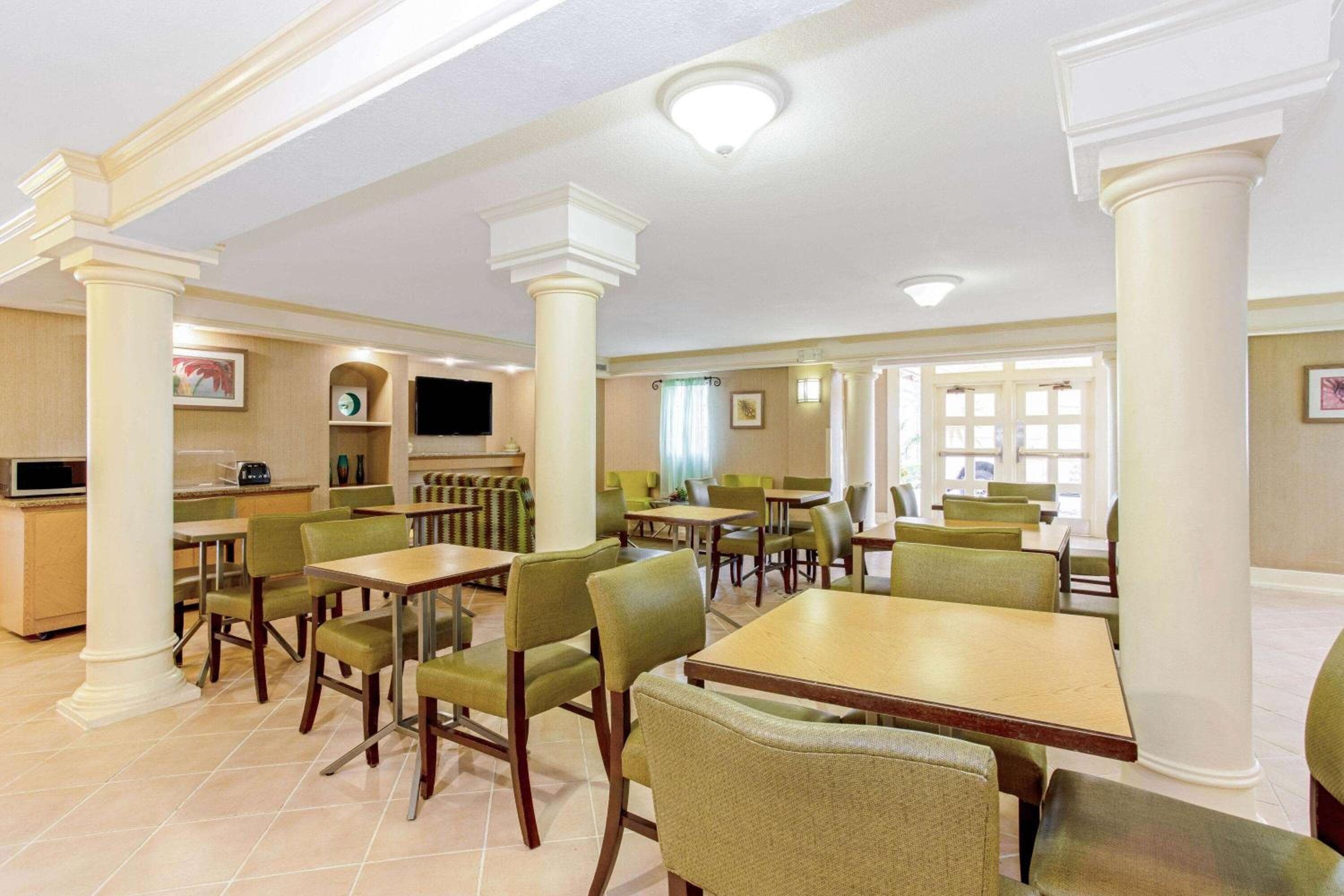 La Quinta Inn by Wyndham Orlando Airport West — 24