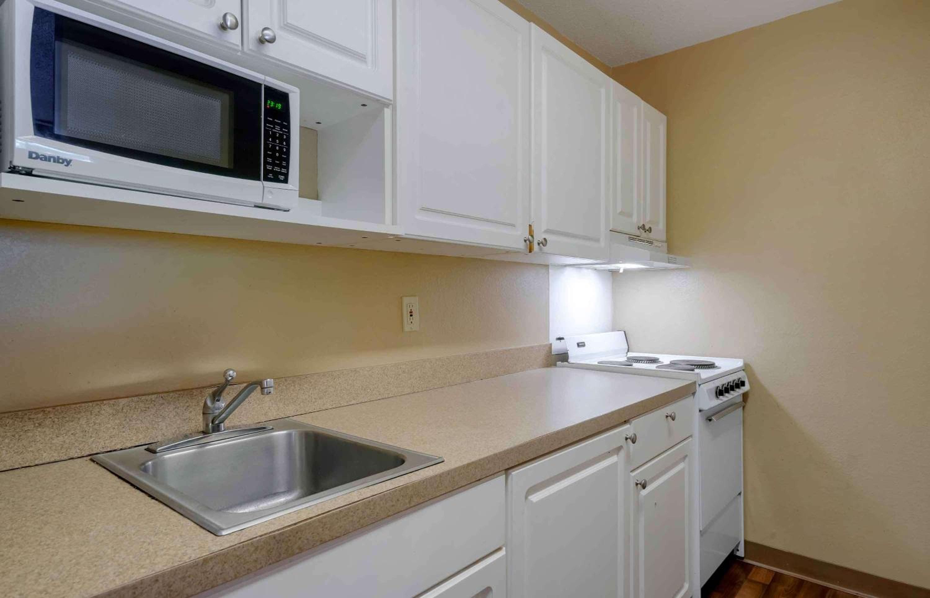 Extended Stay America Select Suites Tampa Airport Memorial Hwy — 9